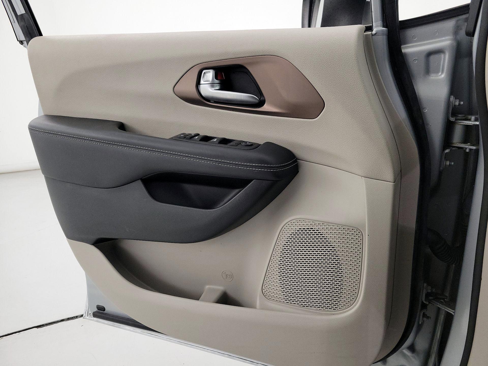 Thumbnail: 2023 Chrysler Voyager - 12