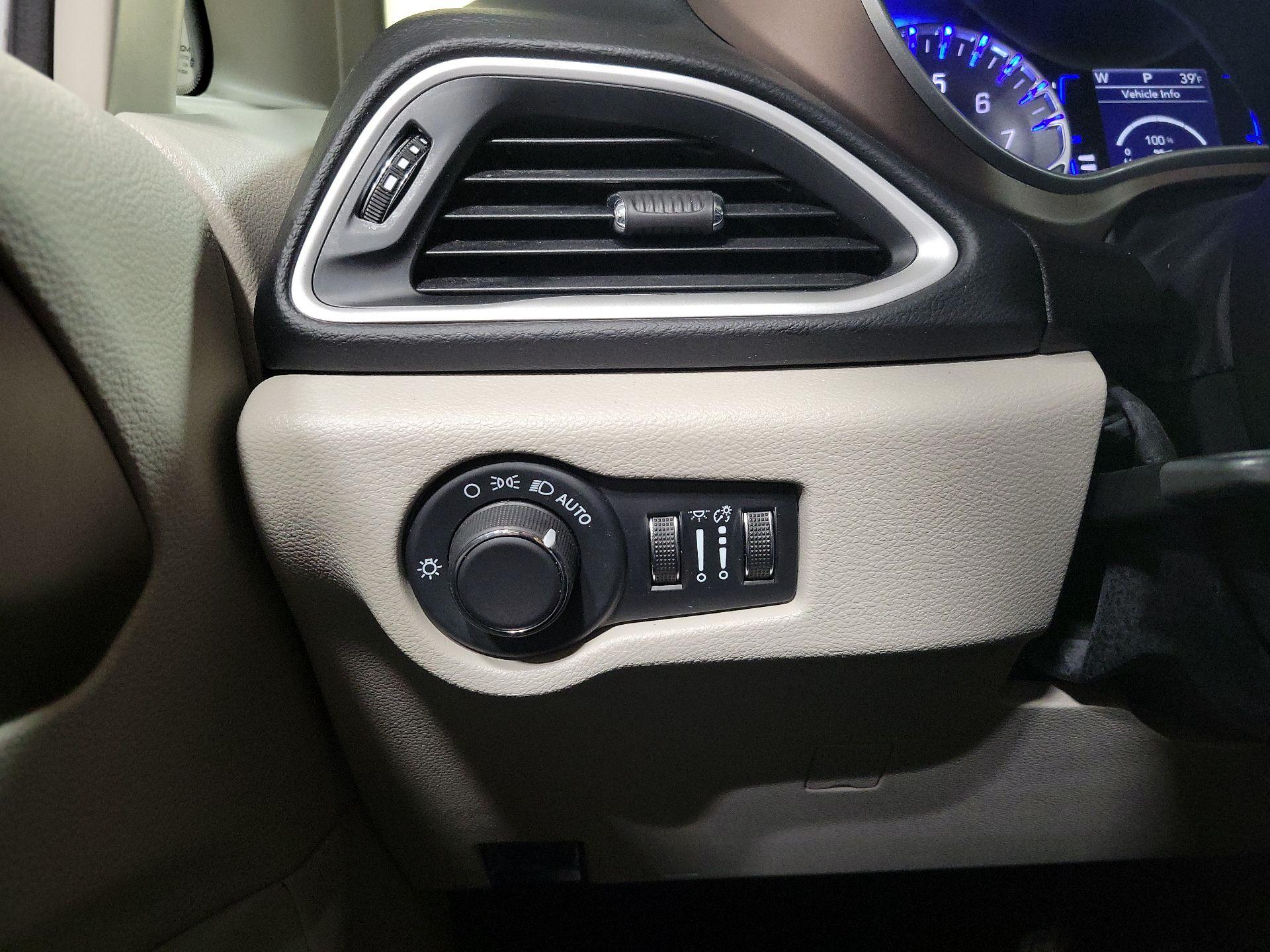 Thumbnail: 2023 Chrysler Voyager - 13