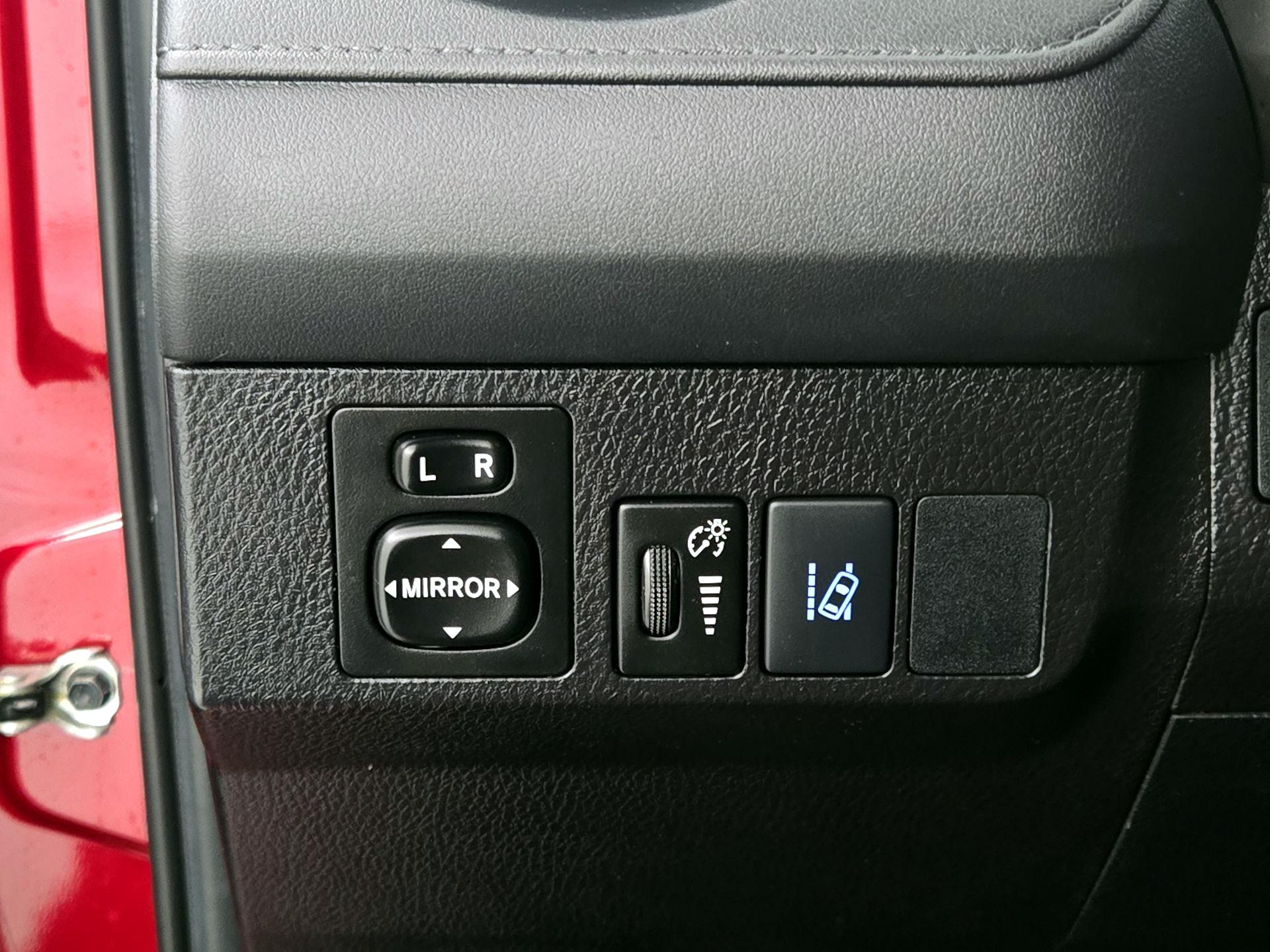 Thumbnail: 2018 Toyota RAV4 - 13