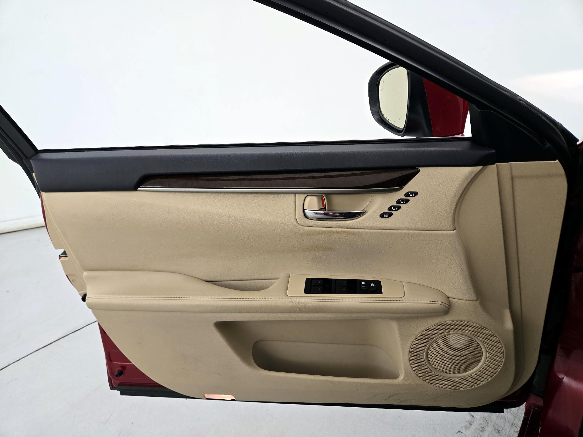 Thumbnail: 2015 Lexus ES - 12