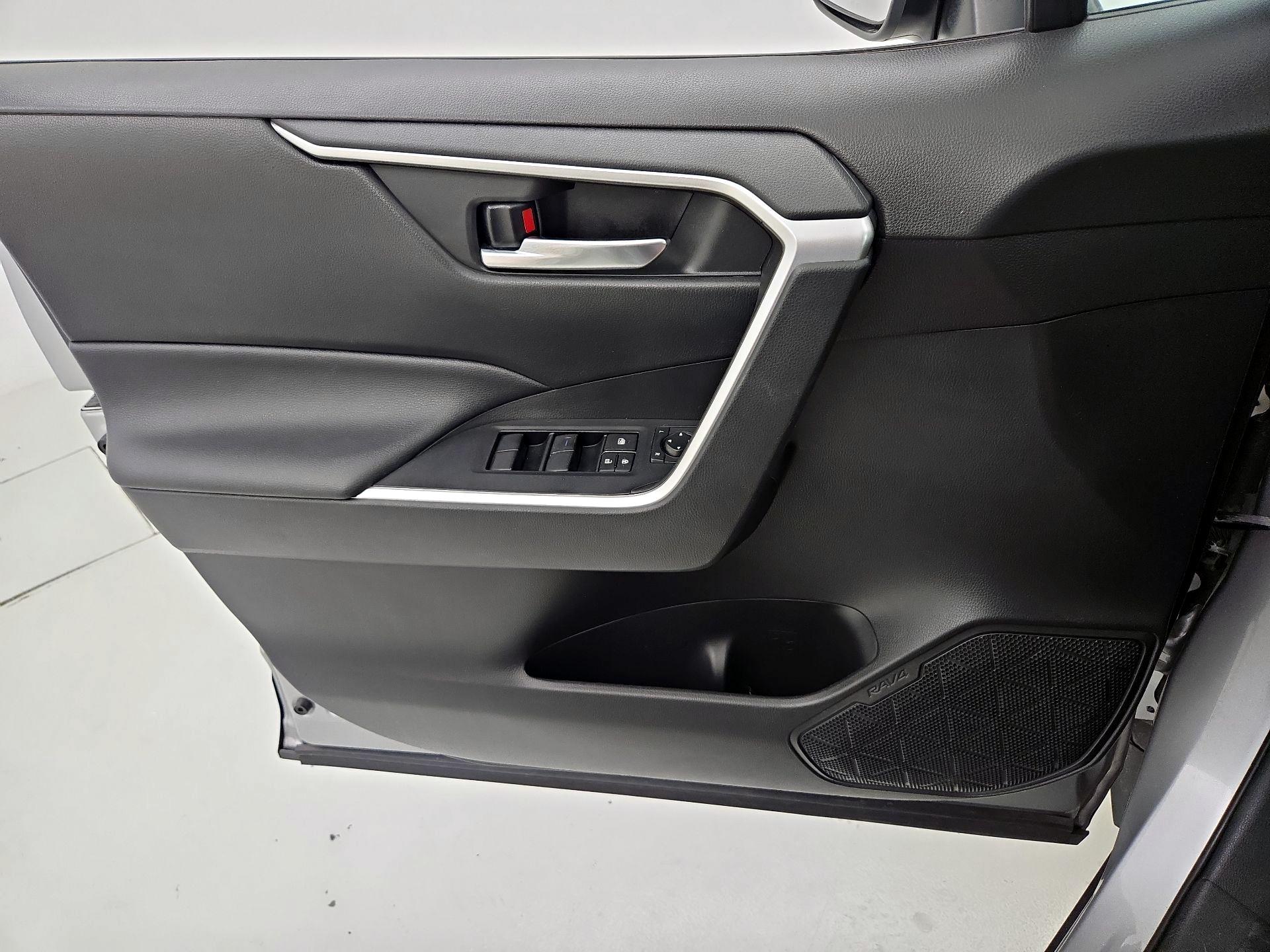 Thumbnail: 2020 Toyota RAV4 - 12