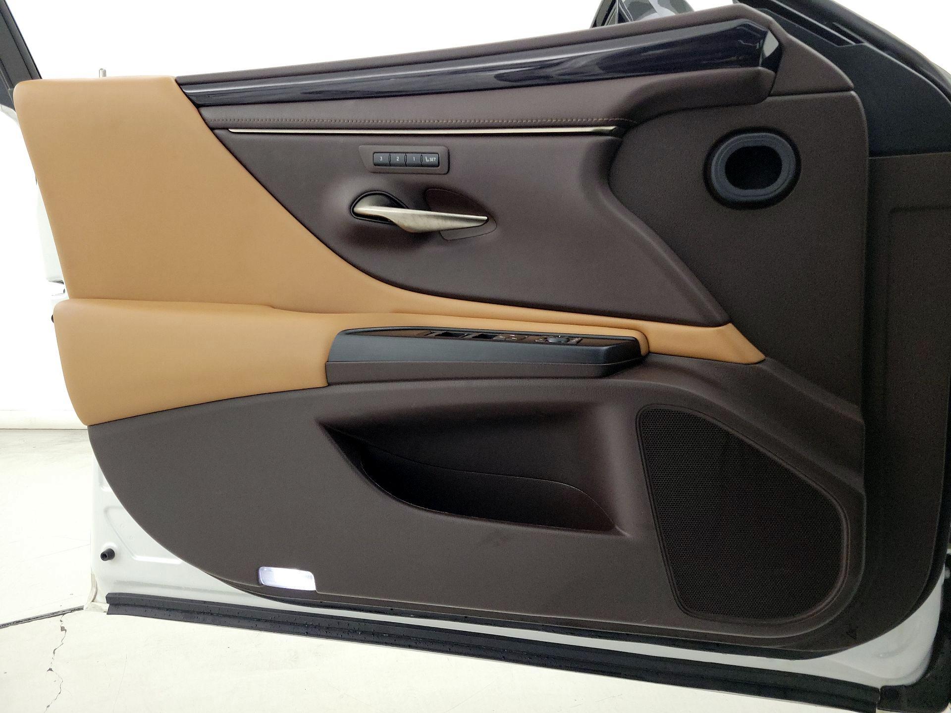 Thumbnail: 2020 Lexus ES - 12