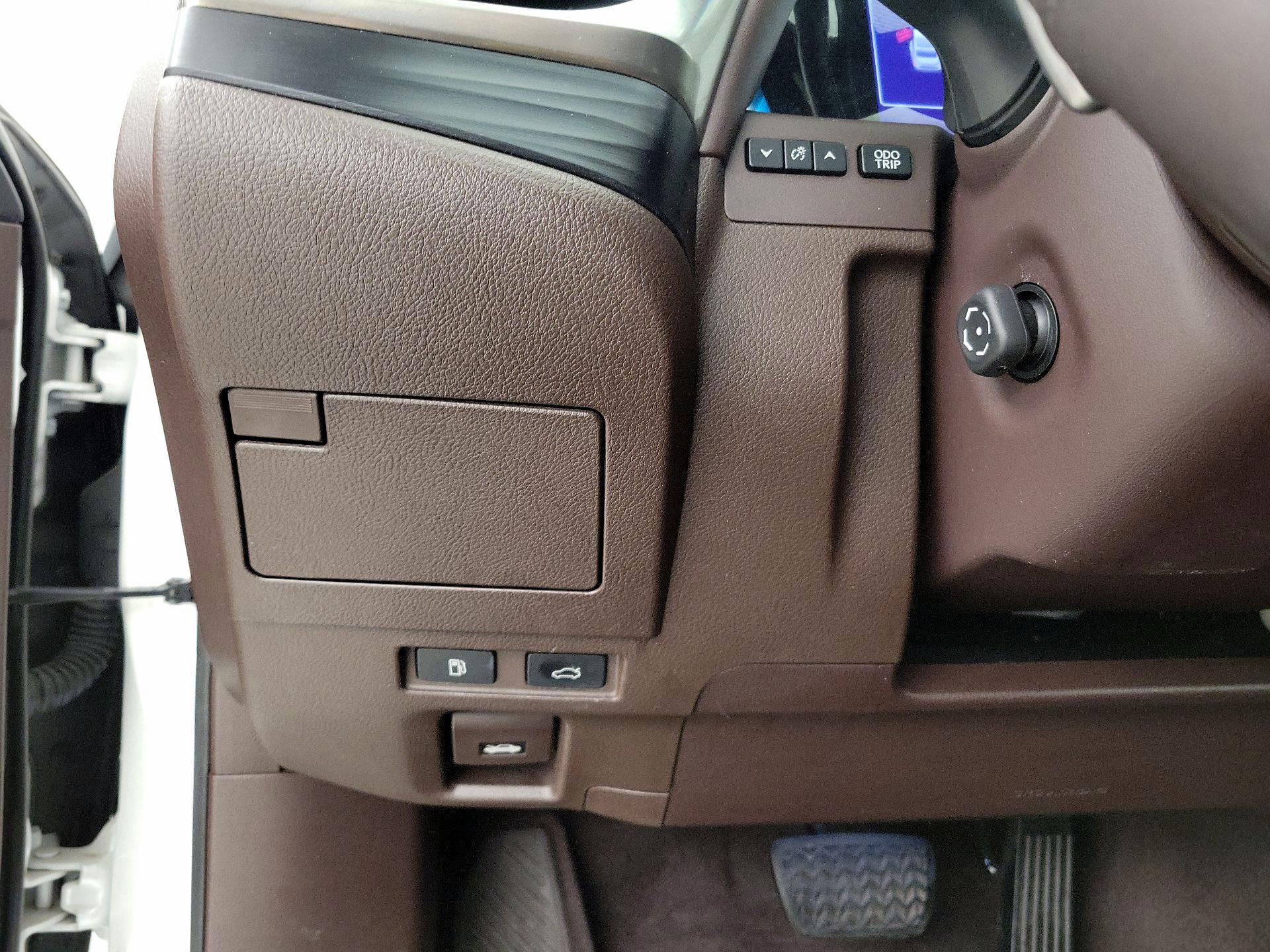 Thumbnail: 2020 Lexus ES - 13