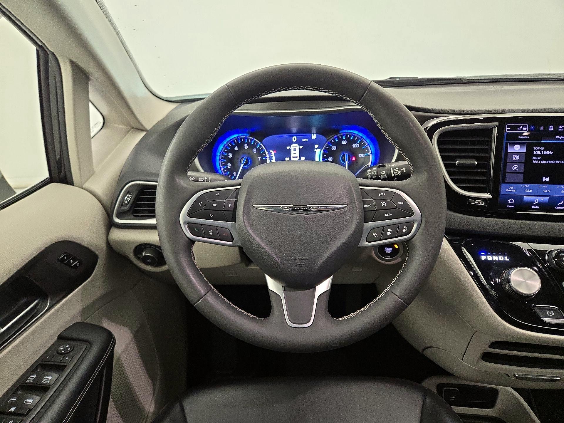 Thumbnail: 2023 Chrysler Pacifica - 10