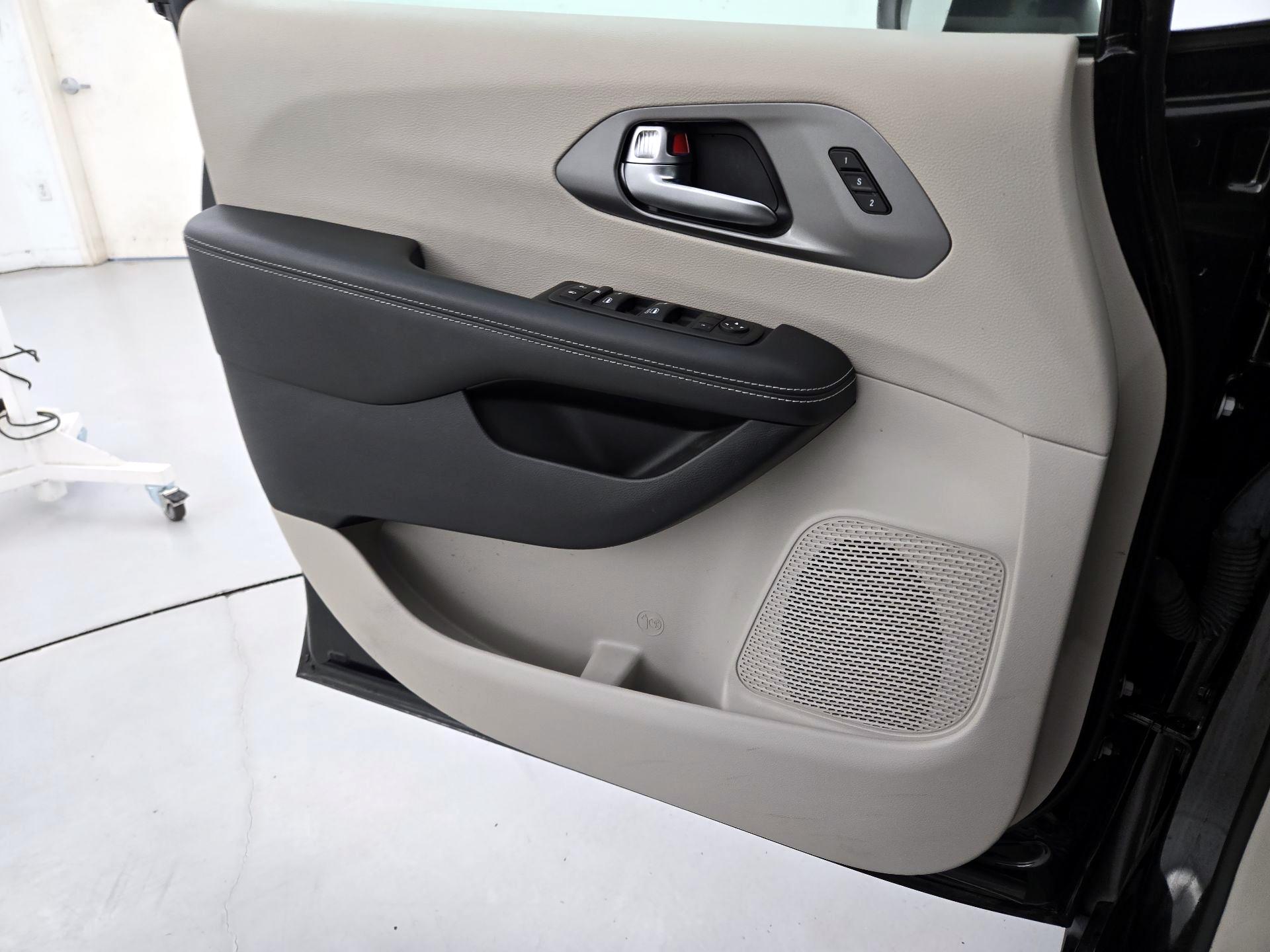 Thumbnail: 2023 Chrysler Pacifica - 12