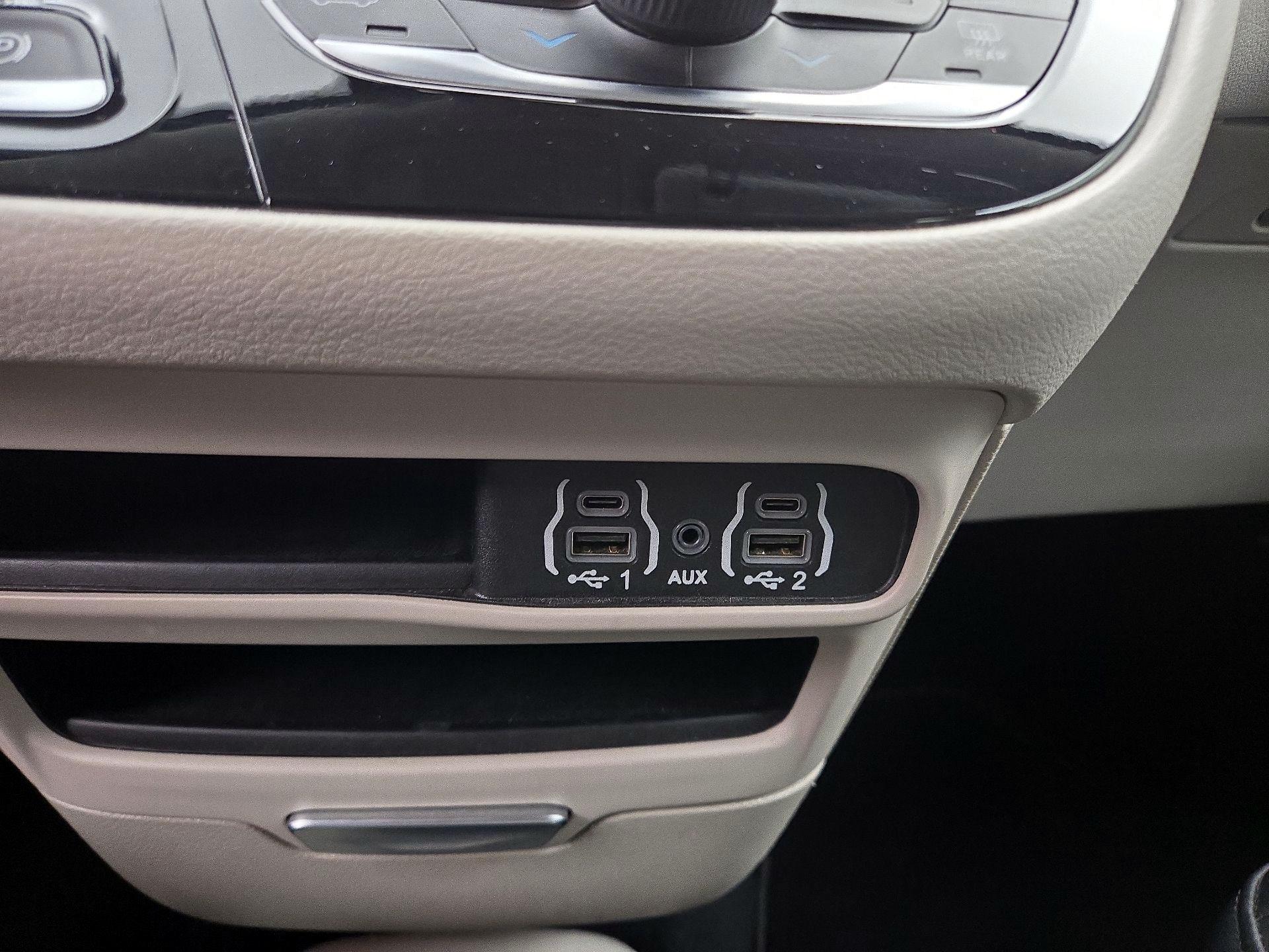 Thumbnail: 2023 Chrysler Pacifica - 18