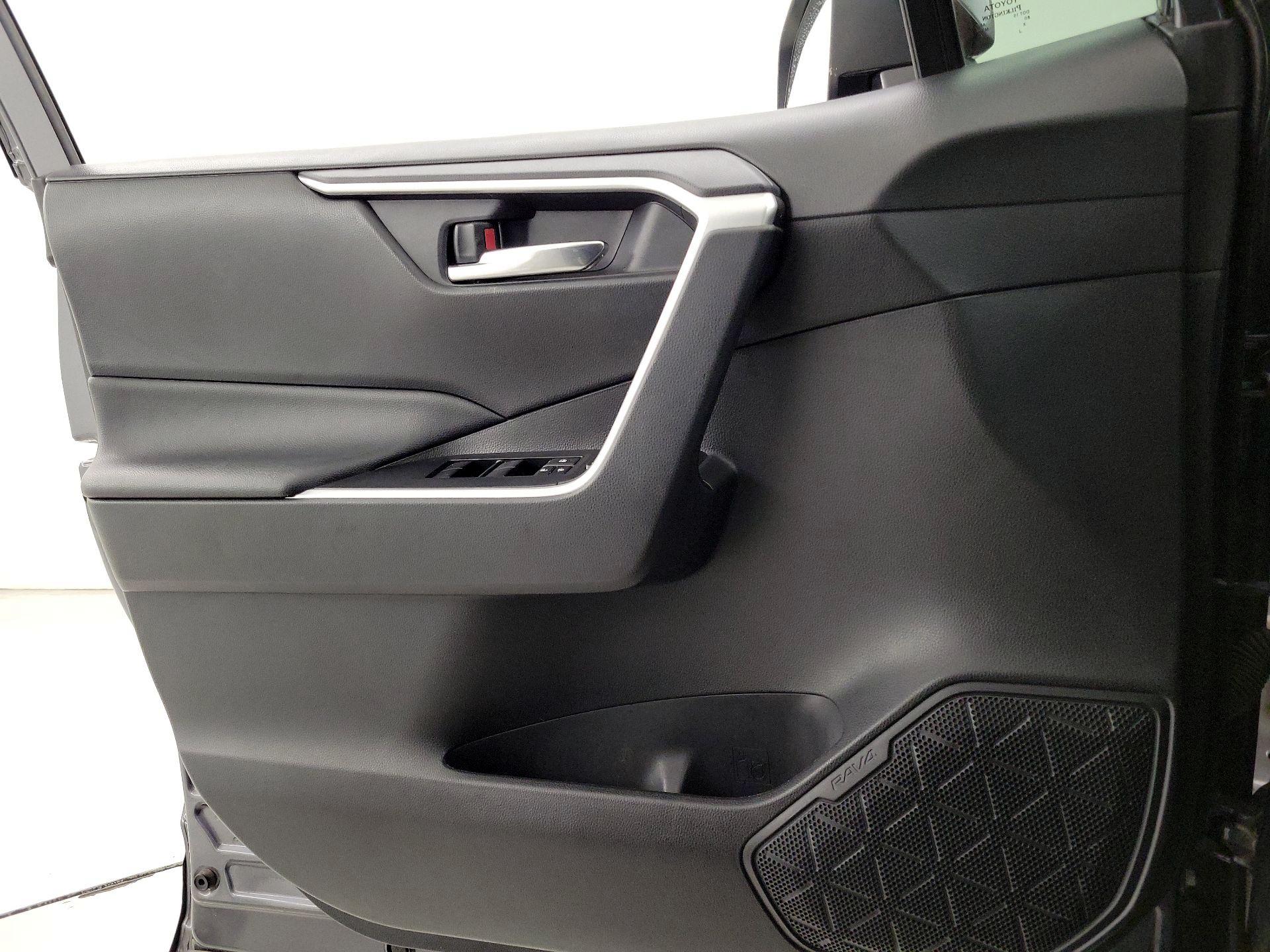 Thumbnail: 2021 Toyota RAV4 - 12