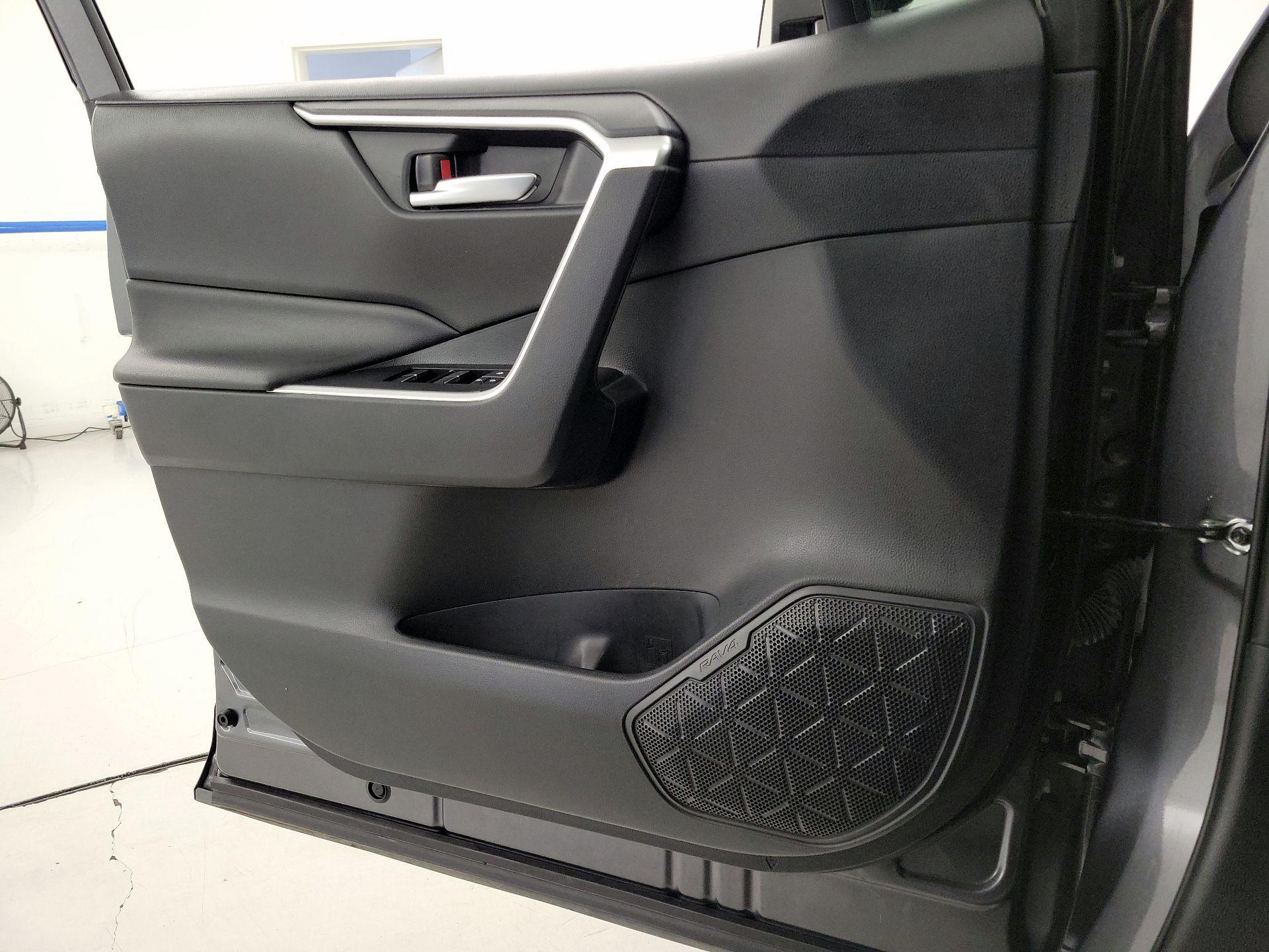 Thumbnail: 2020 Toyota RAV4 - 12