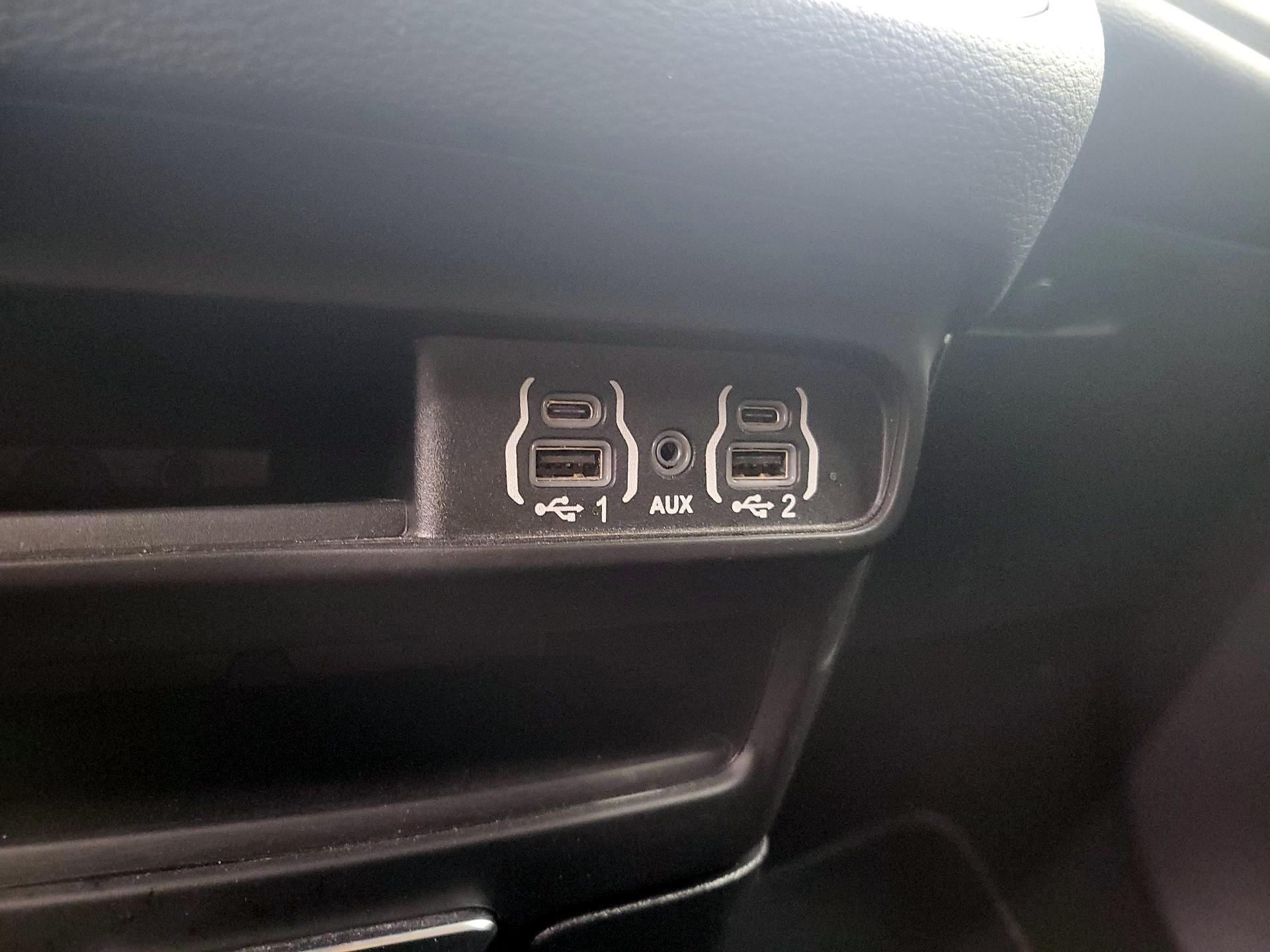 Thumbnail: 2023 Chrysler Pacifica - 18