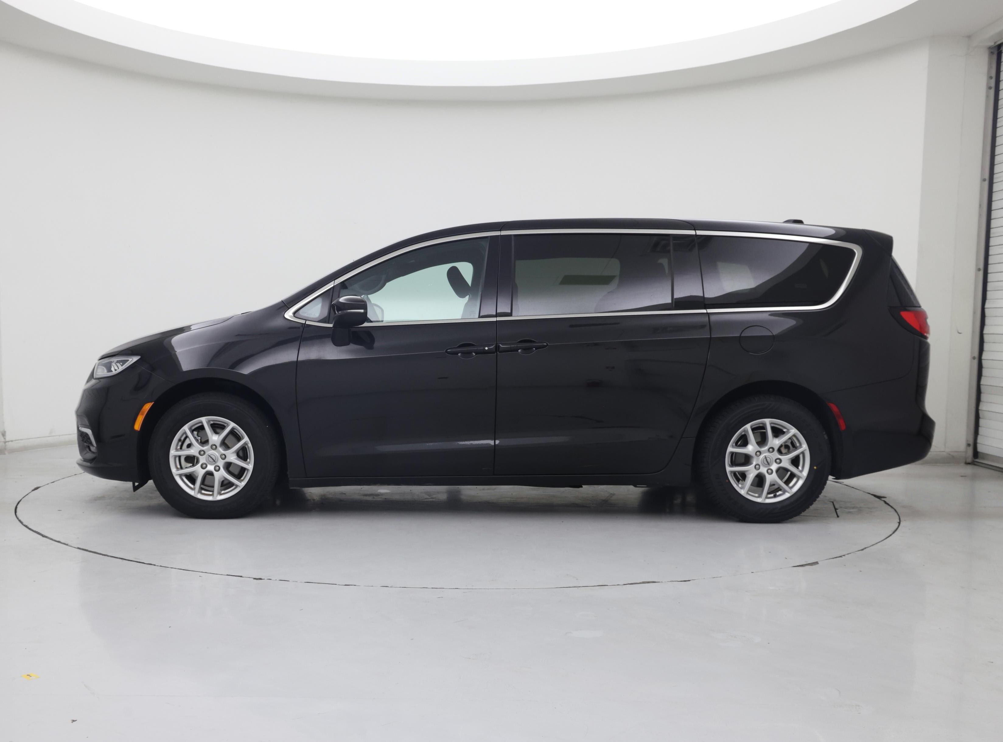 Thumbnail: 2023 Chrysler Pacifica - 3