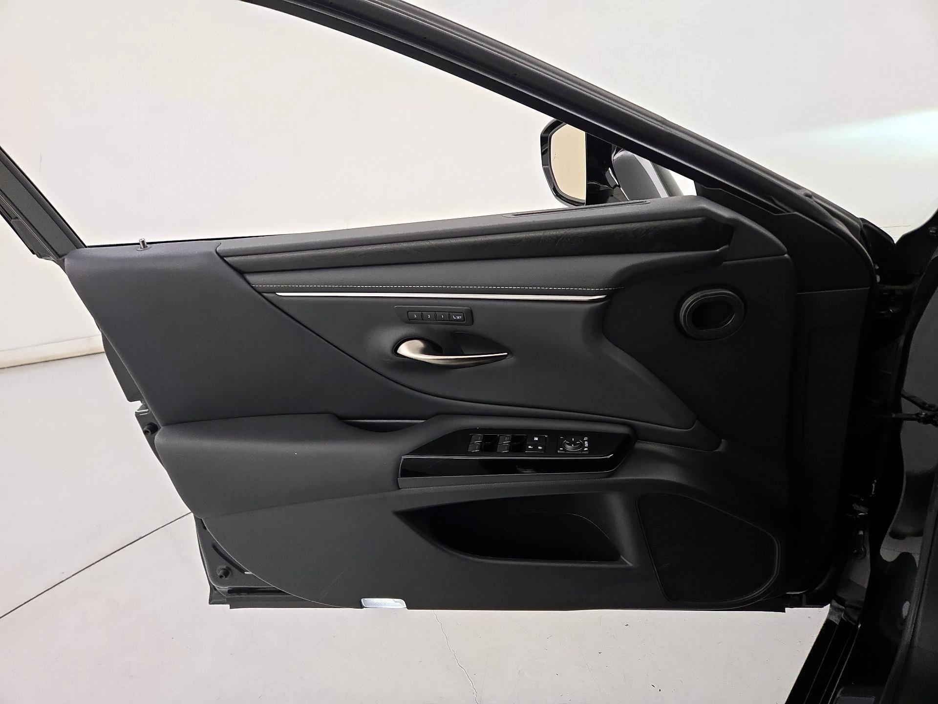 Thumbnail: 2025 Lexus ES - 12