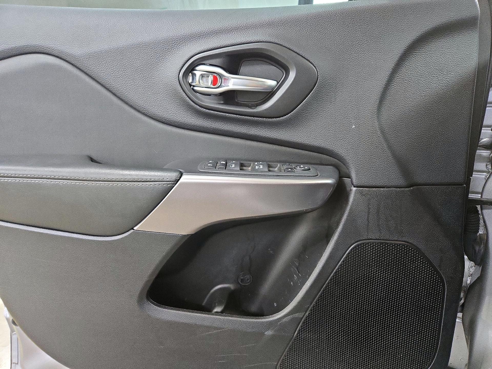 Thumbnail: 2022 Jeep Cherokee - 12