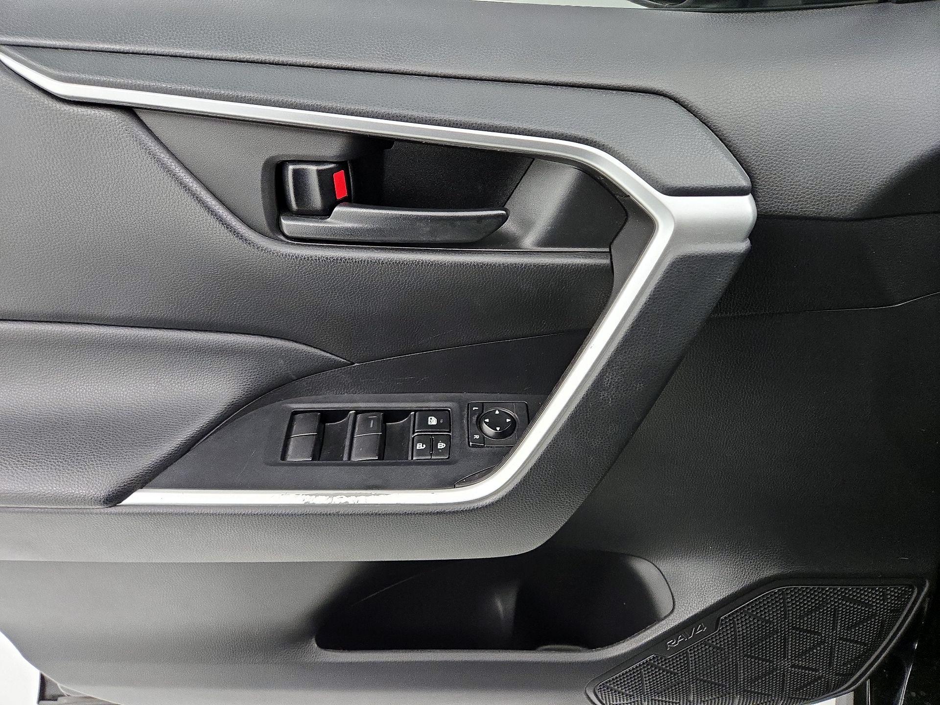 Thumbnail: 2022 Toyota RAV4 - 12