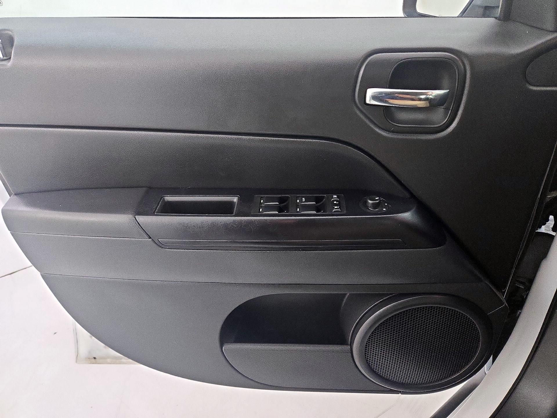 Thumbnail: 2016 Jeep Patriot - 12