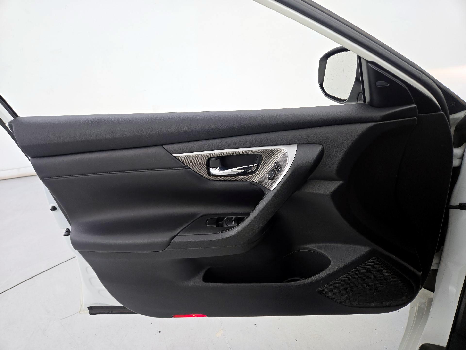 Thumbnail: 2015 Nissan Altima - 12