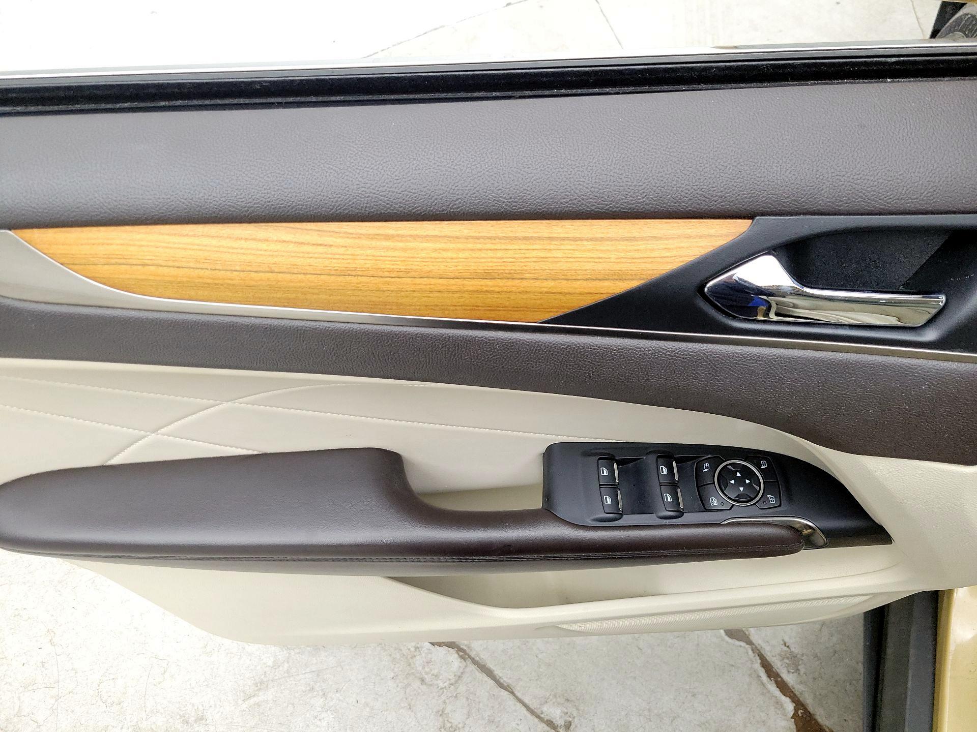 Thumbnail: 2015 Lincoln MKC - 12