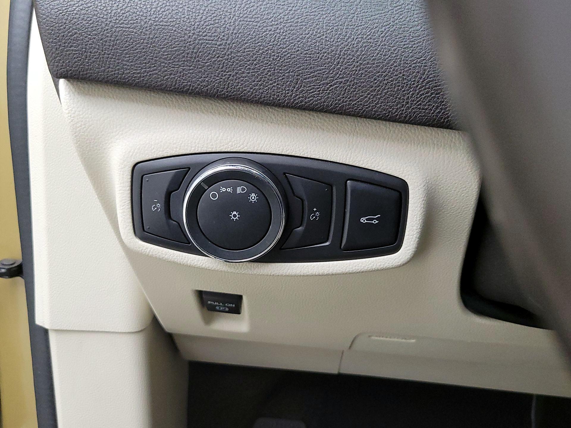 Thumbnail: 2015 Lincoln MKC - 13