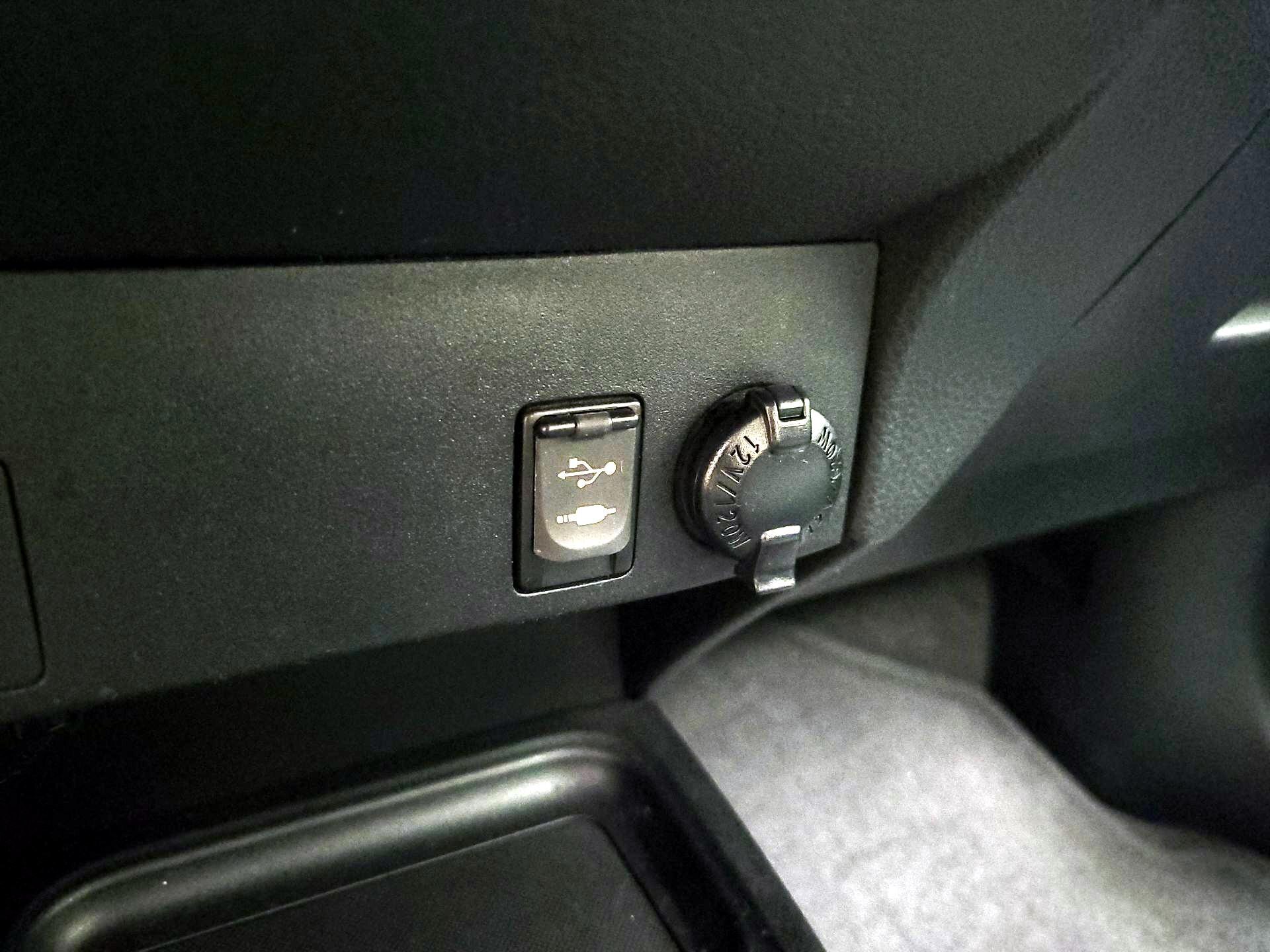 Thumbnail: 2017 Toyota RAV4 - 18