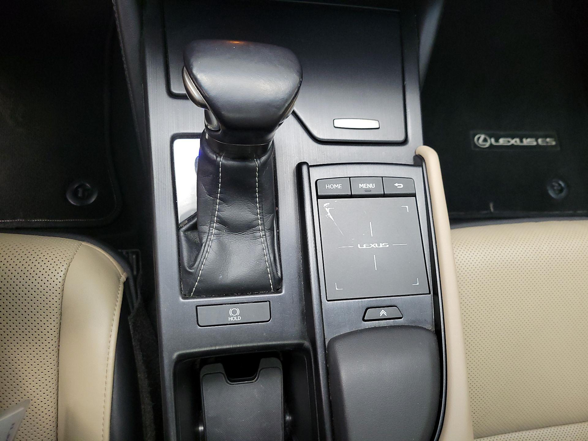 Thumbnail: 2019 Lexus ES - 17