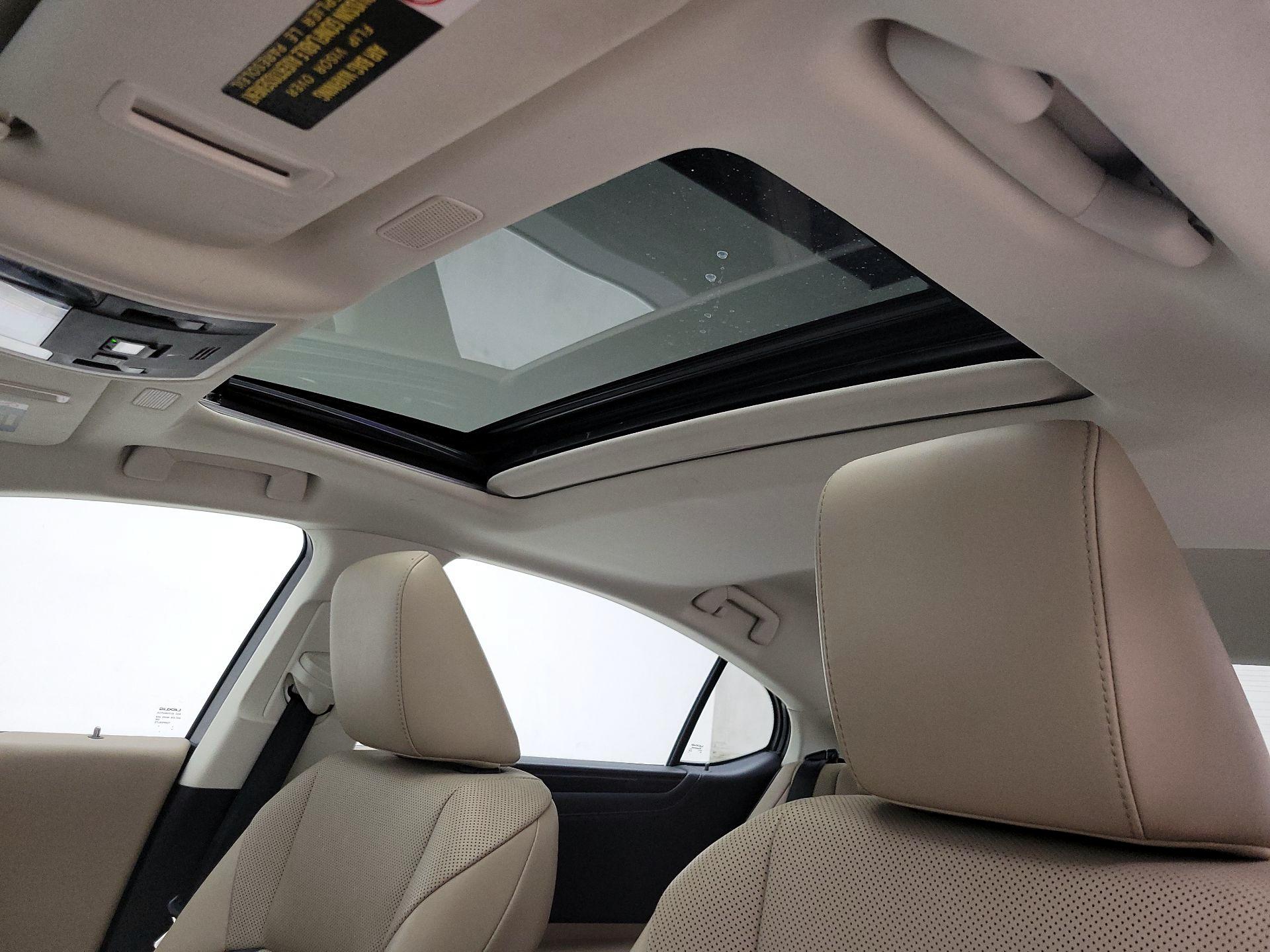 Thumbnail: 2019 Lexus ES - 19