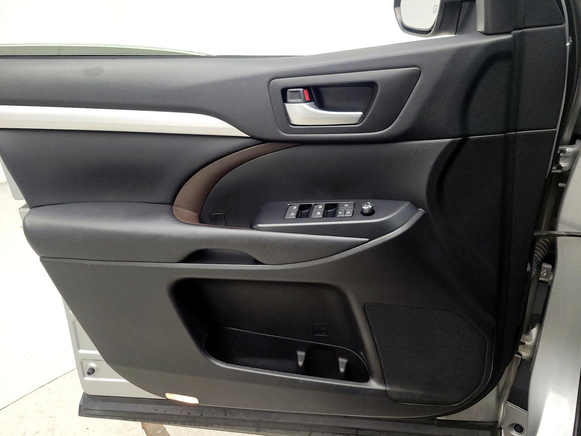 Thumbnail: 2017 Toyota Highlander - 12