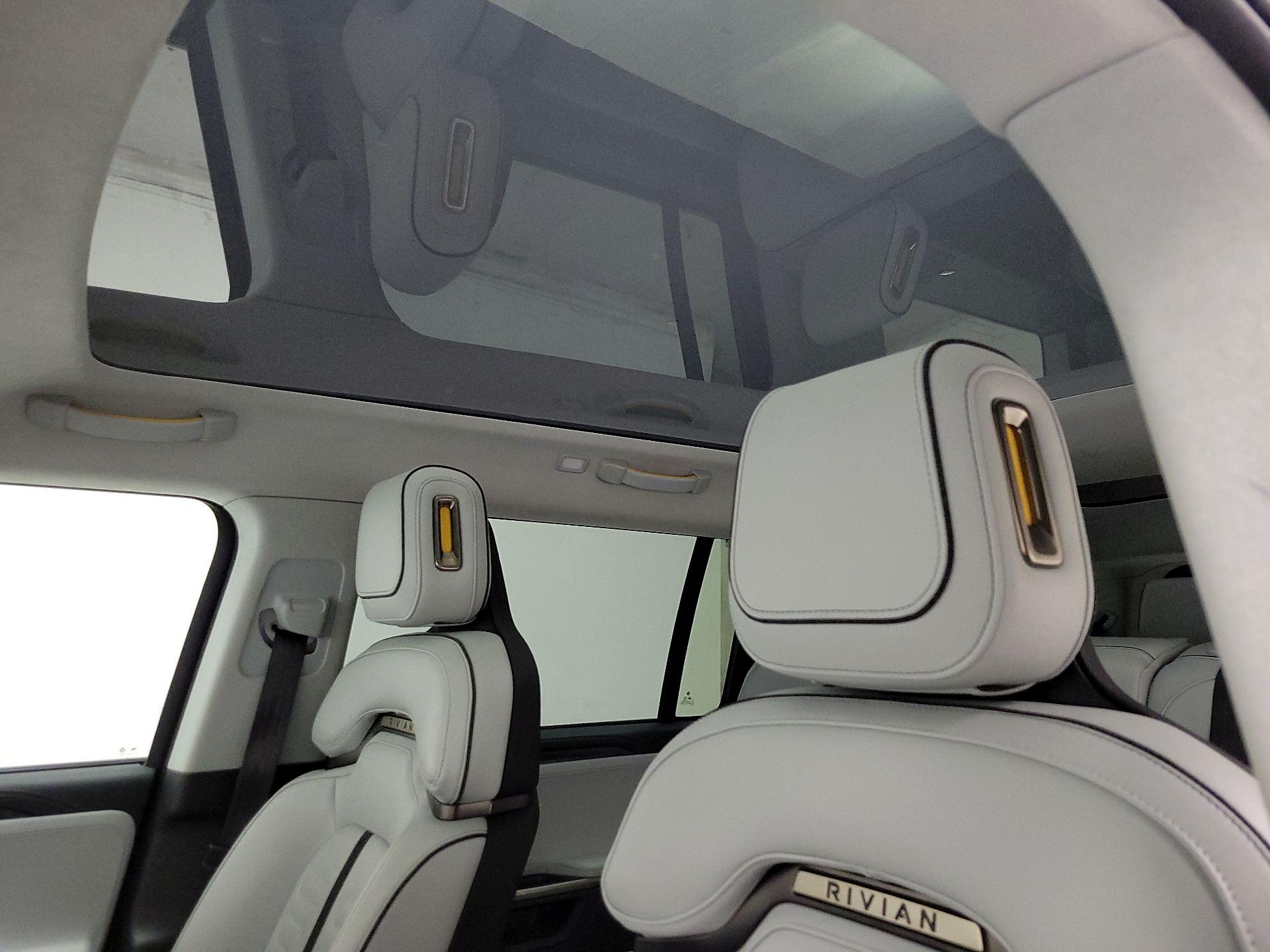 Thumbnail: 2025 Rivian R1S - 18