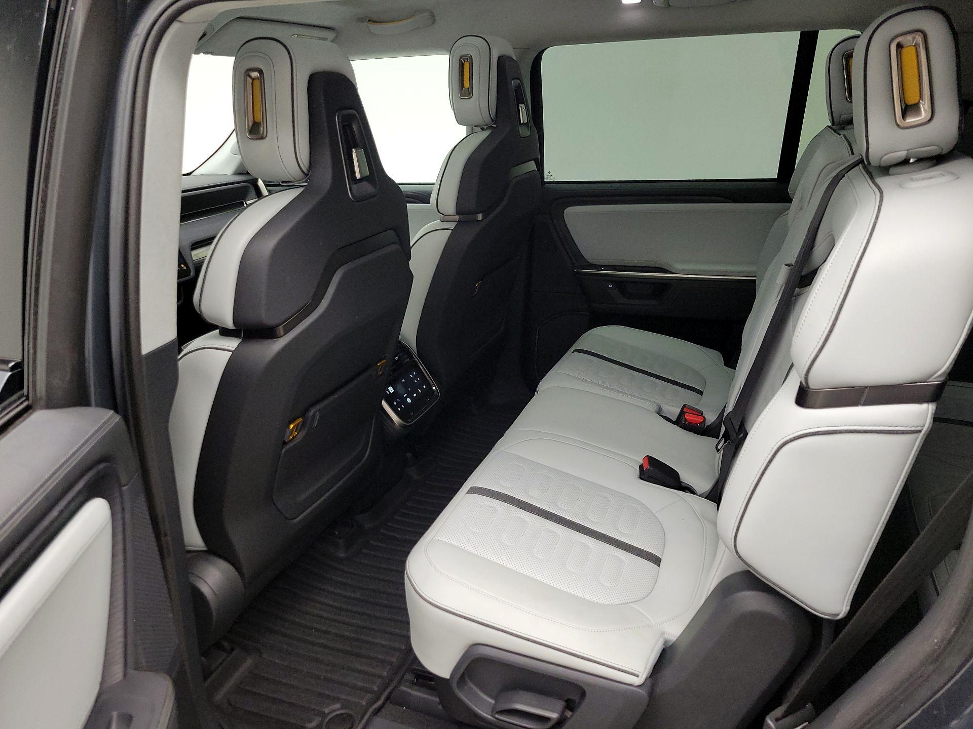 Thumbnail: 2025 Rivian R1S - 19