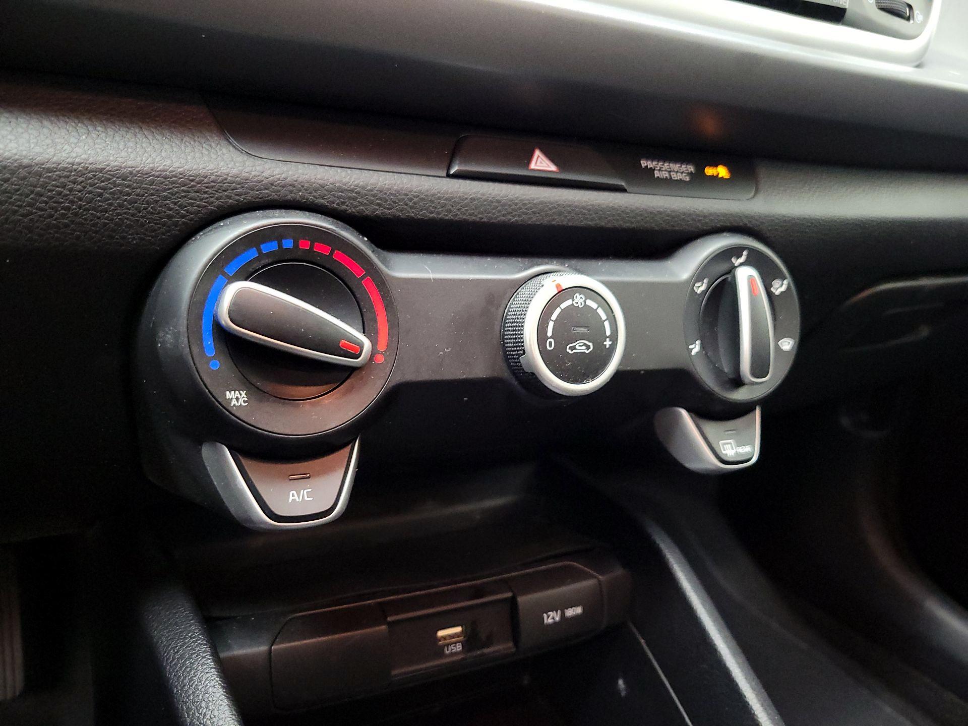 Thumbnail: 2022 Kia Rio - 16