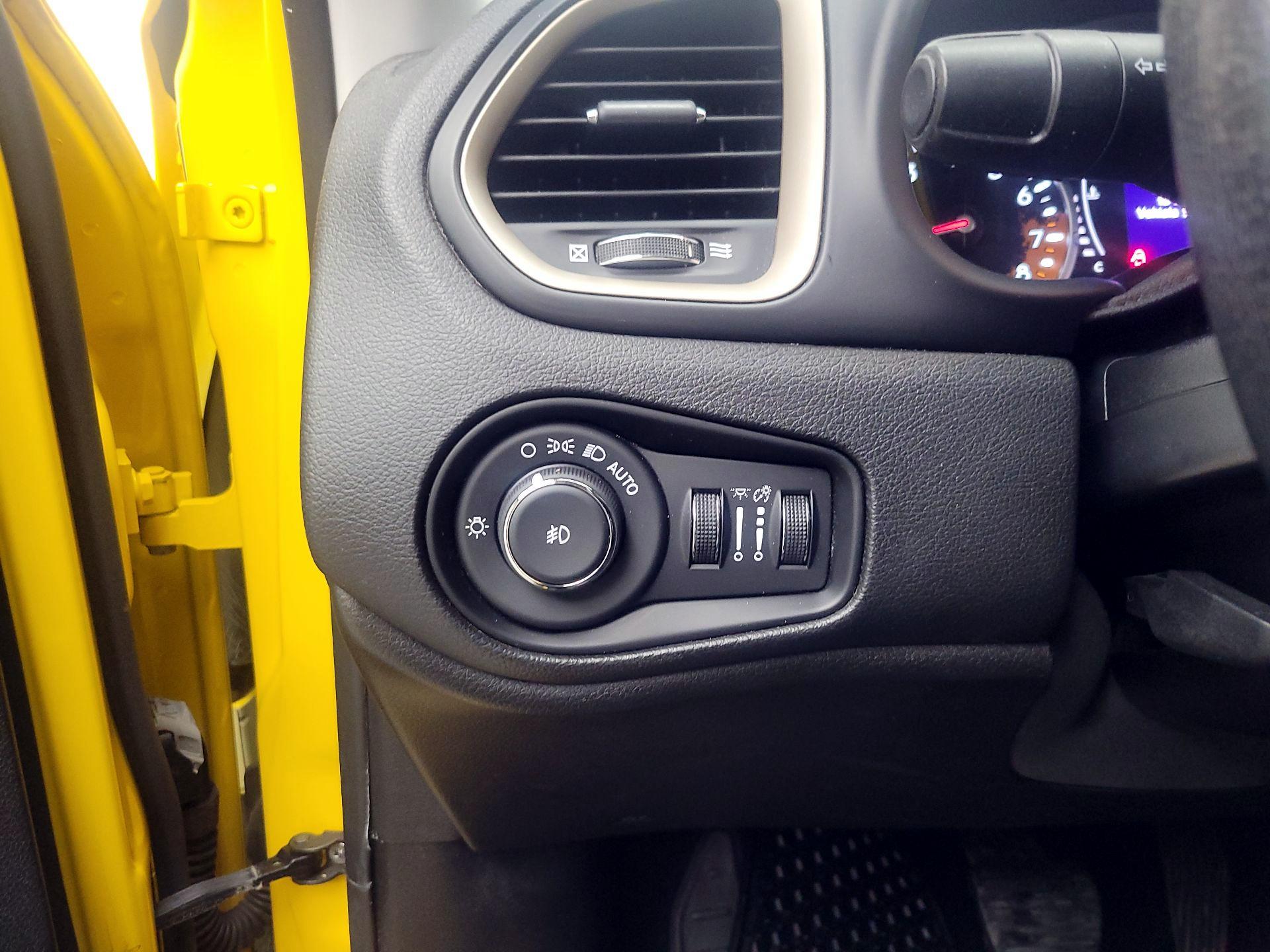 Thumbnail: 2017 Jeep Renegade - 13