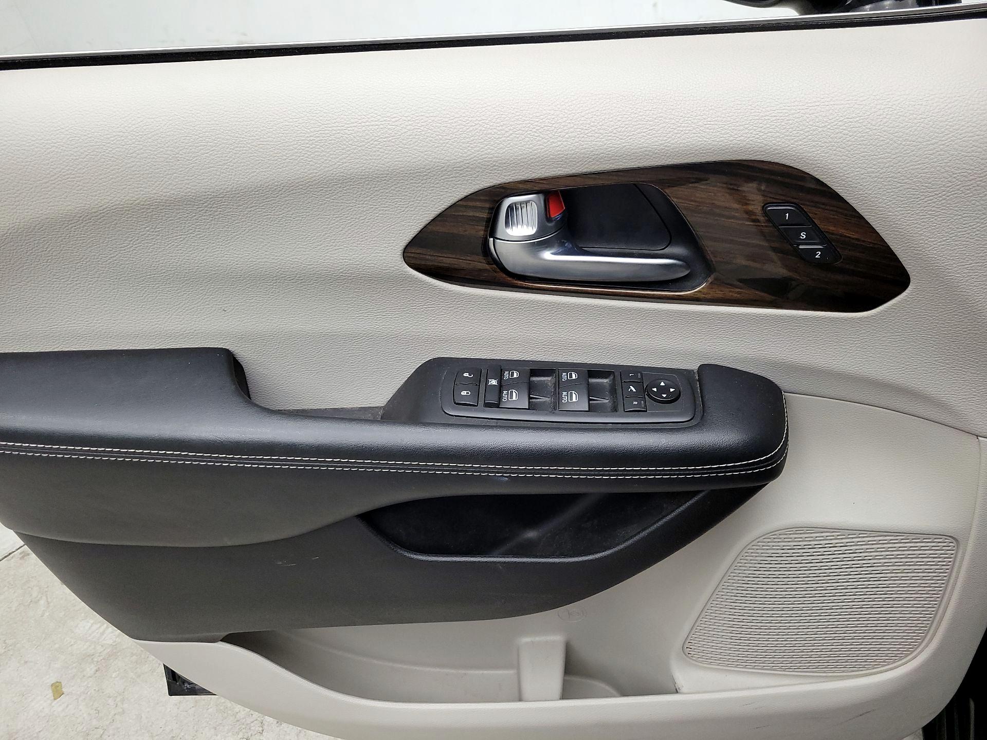 Thumbnail: 2021 Chrysler Pacifica - 12