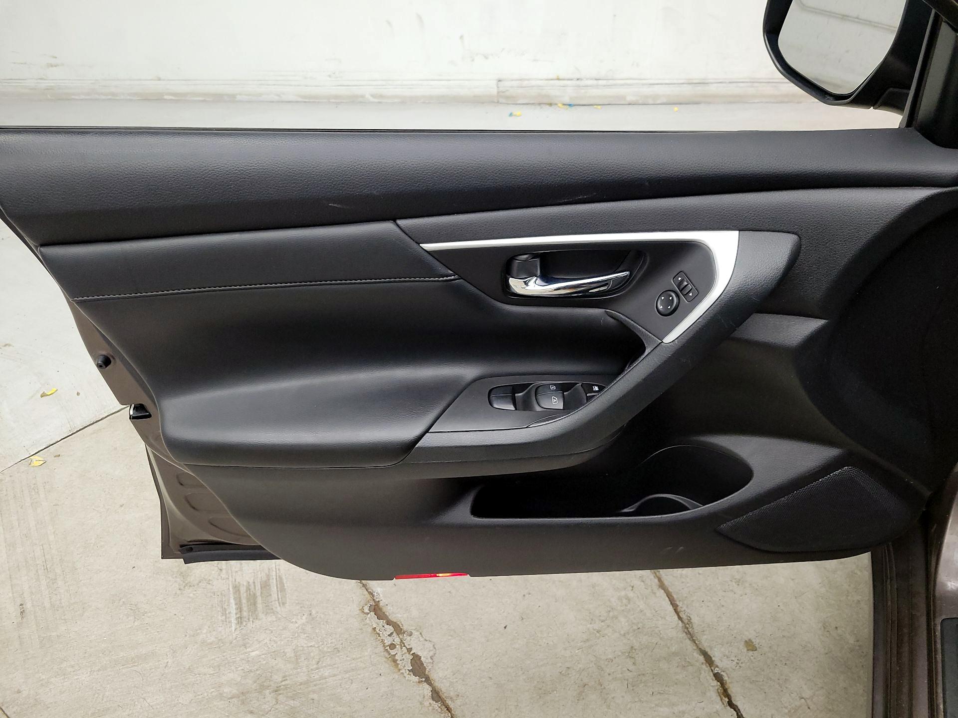 Thumbnail: 2016 Nissan Altima - 12