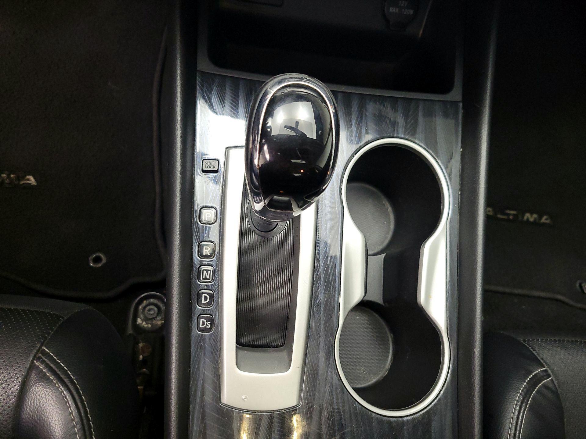 Thumbnail: 2016 Nissan Altima - 18