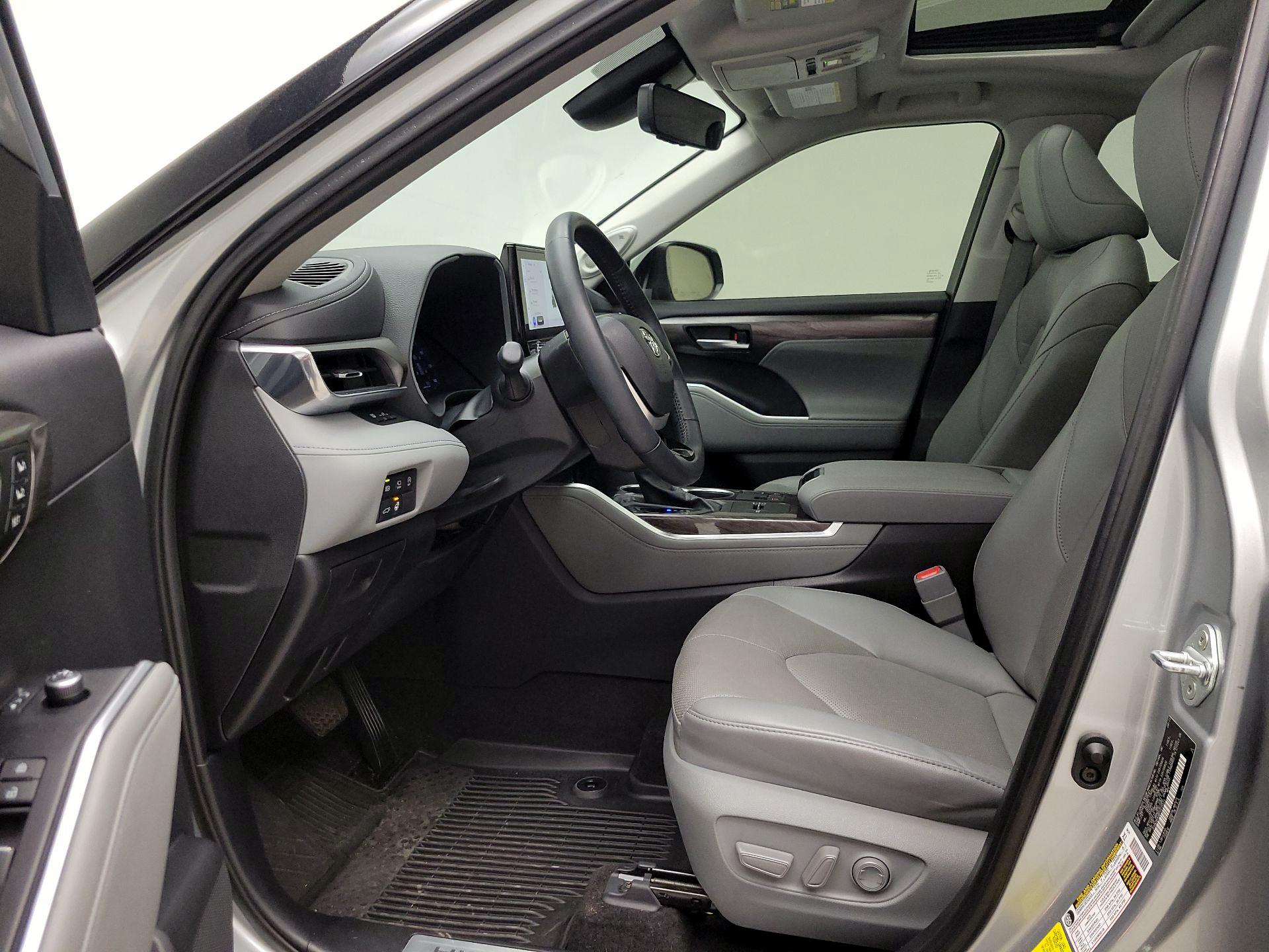 Thumbnail: 2023 Toyota Highlander - 11