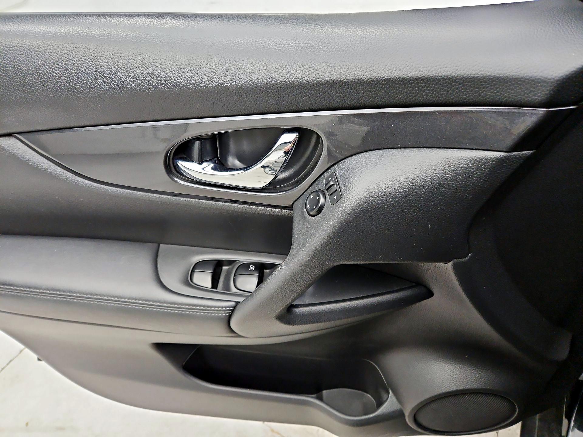 Thumbnail: 2017 Nissan Rogue - 12