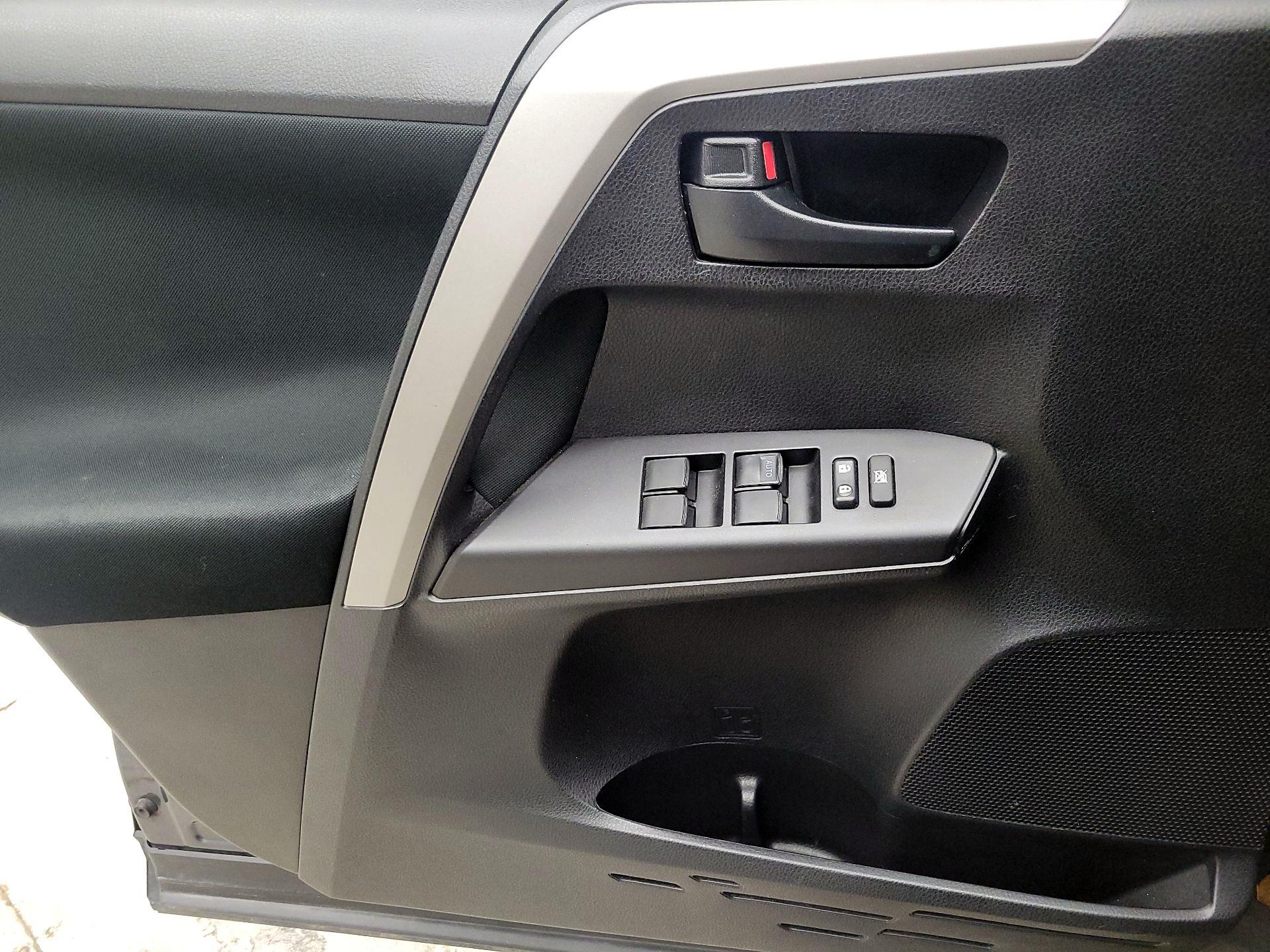 Thumbnail: 2018 Toyota RAV4 - 12