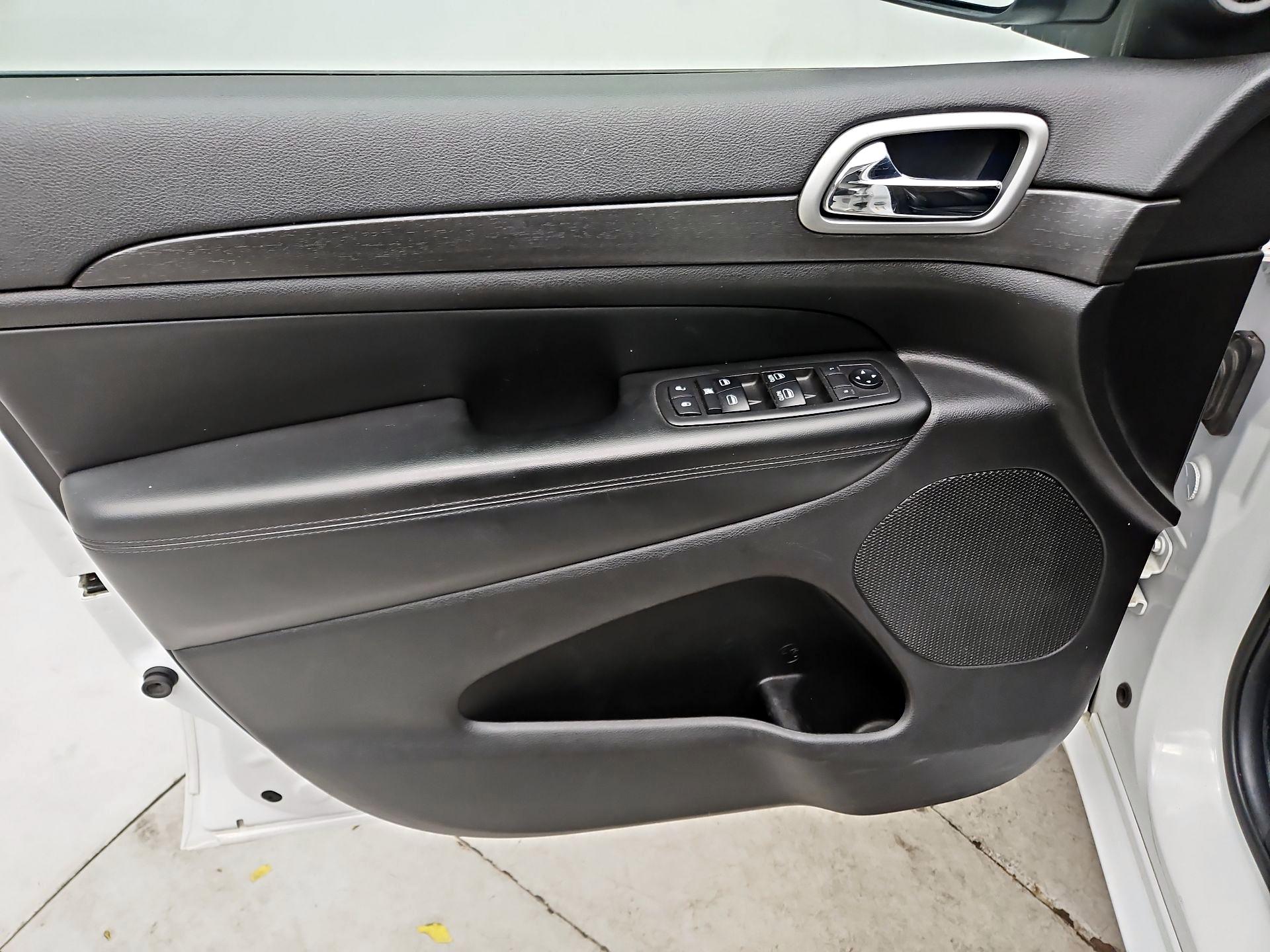 Thumbnail: 2018 Jeep Grand Cherokee - 12