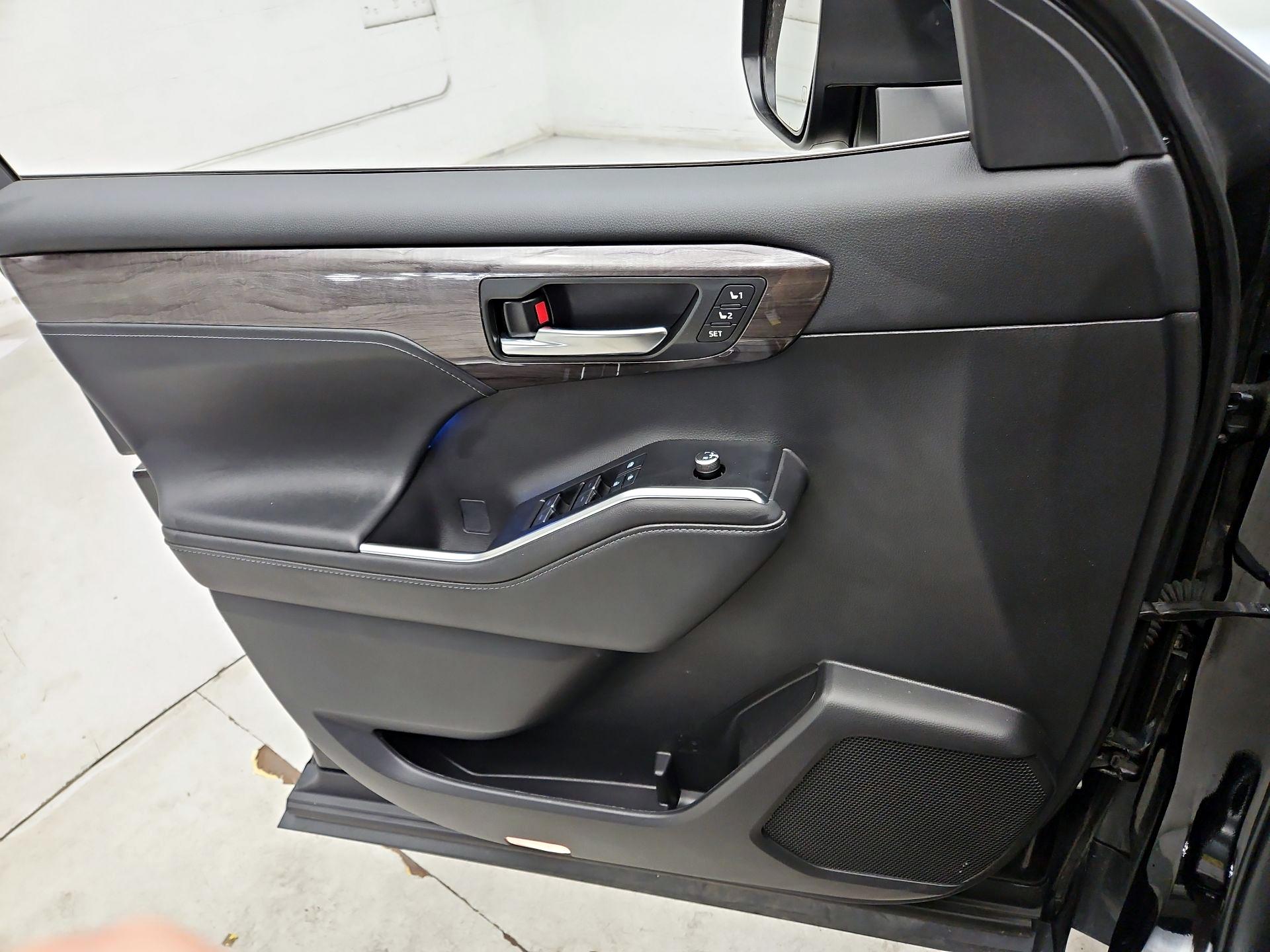 Thumbnail: 2022 Toyota Highlander - 12