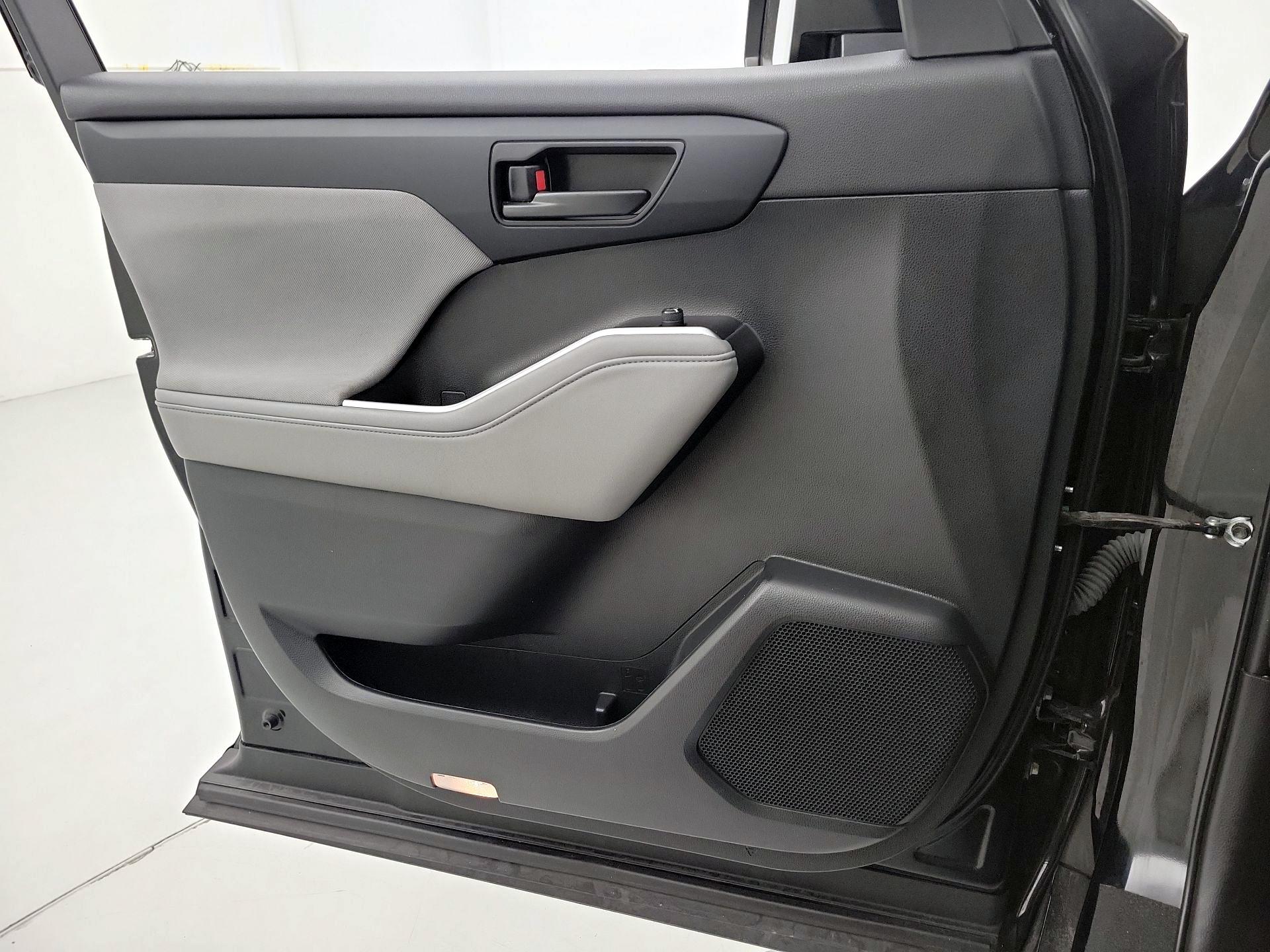 Thumbnail: 2022 Toyota Highlander - 12