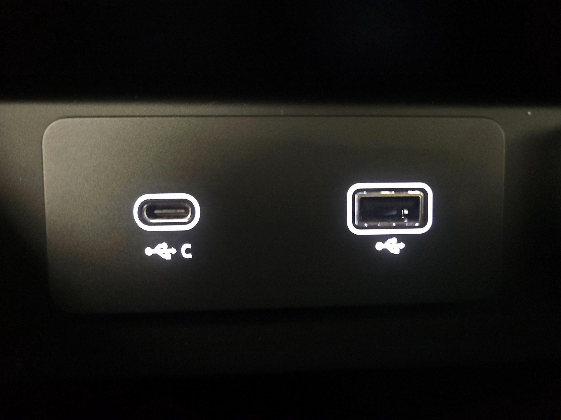 Thumbnail: 2023 Land Rover Defender - 19