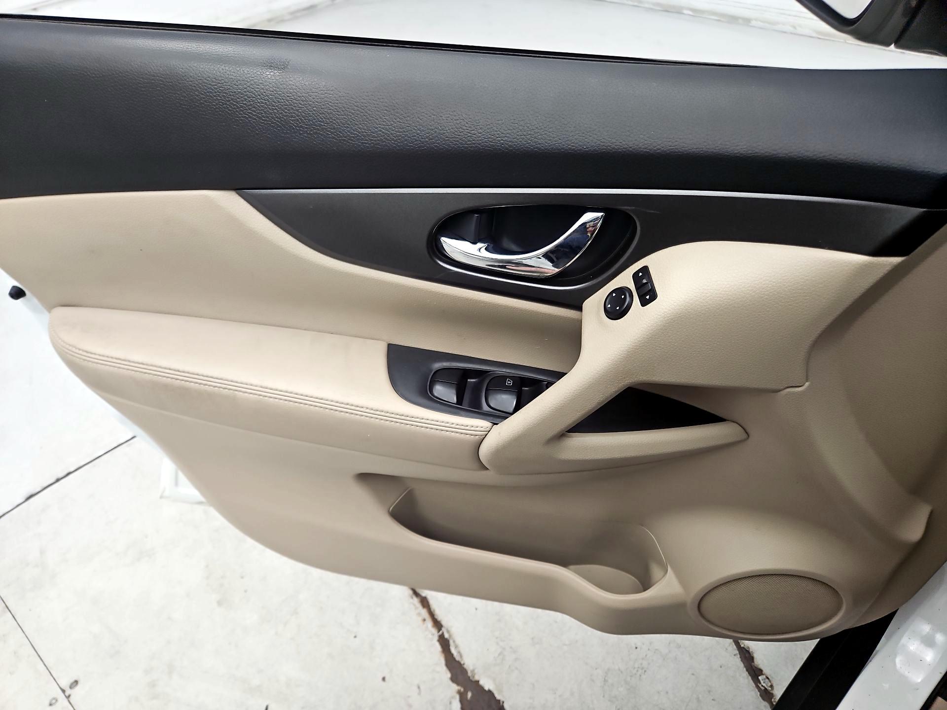 Thumbnail: 2015 Nissan Rogue - 12