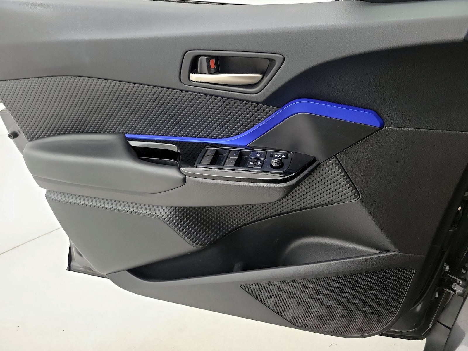 2022 Toyota C-HR XLE - Photo 13