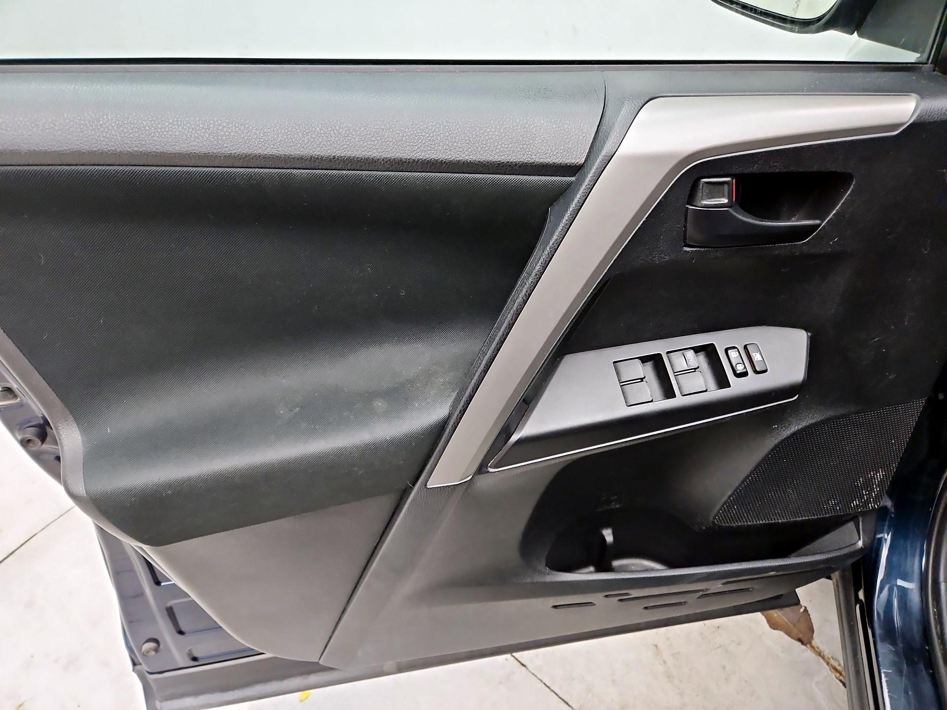 Thumbnail: 2018 Toyota RAV4 - 12