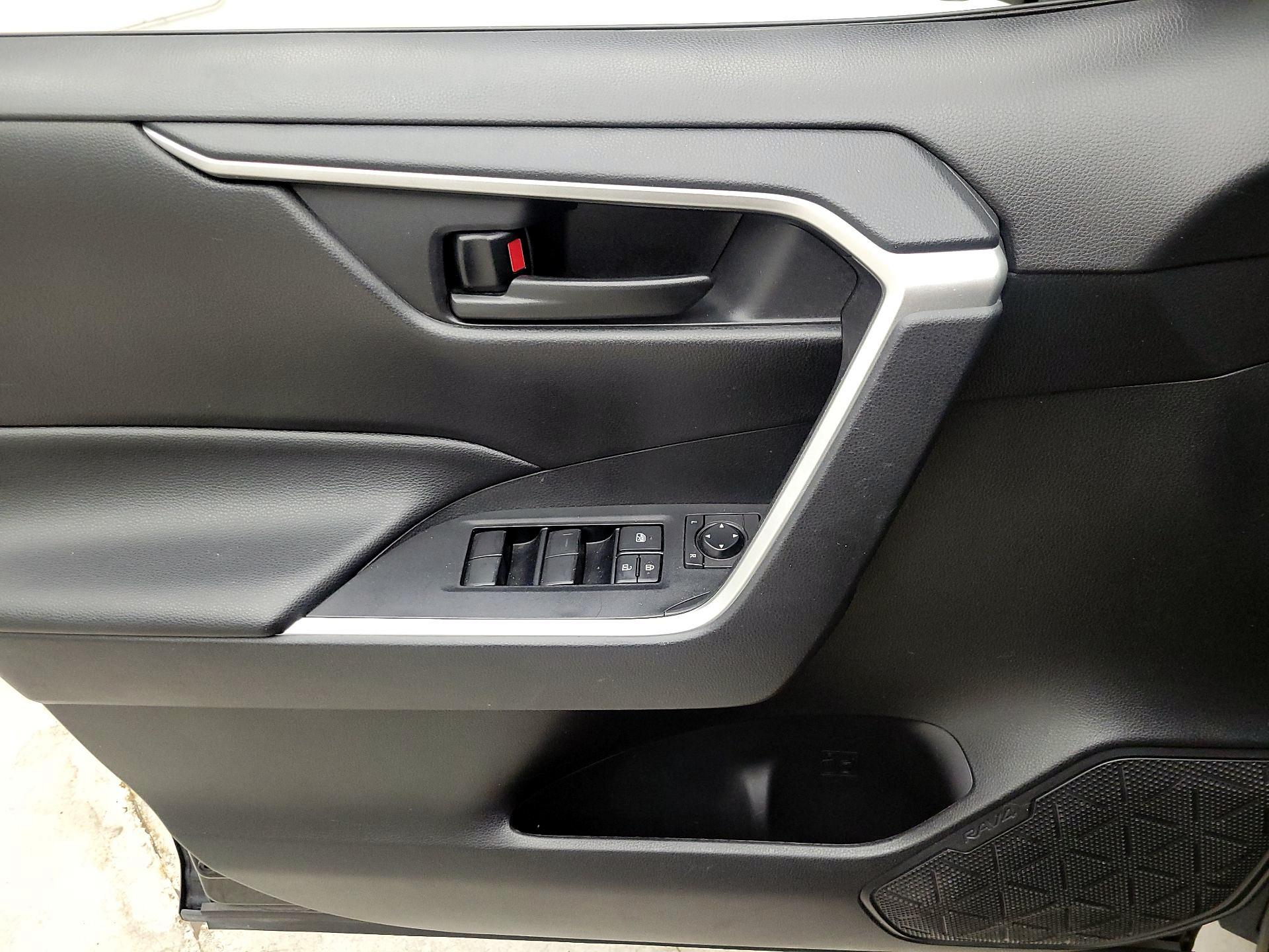 Thumbnail: 2020 Toyota RAV4 - 12