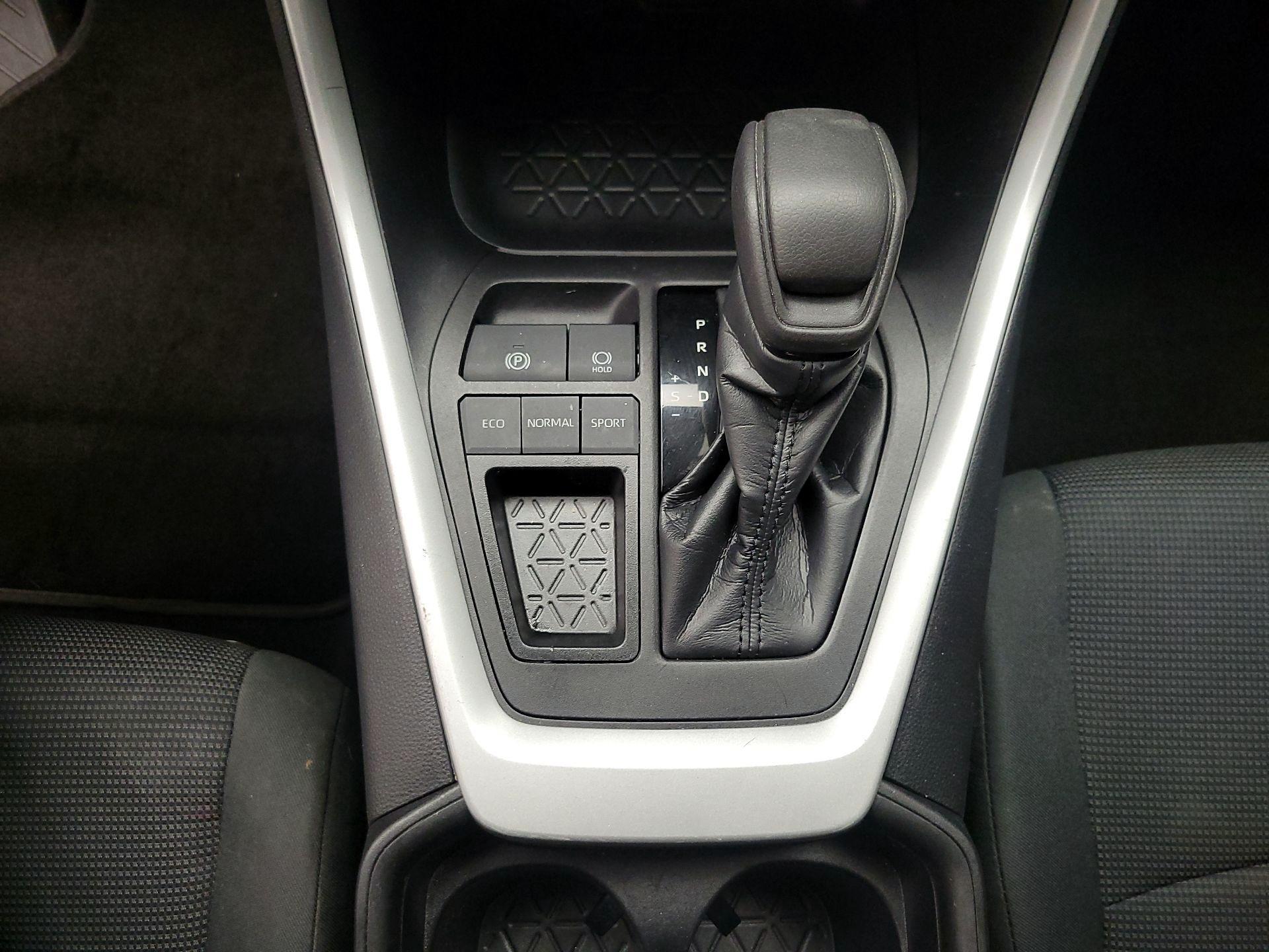 Thumbnail: 2020 Toyota RAV4 - 17