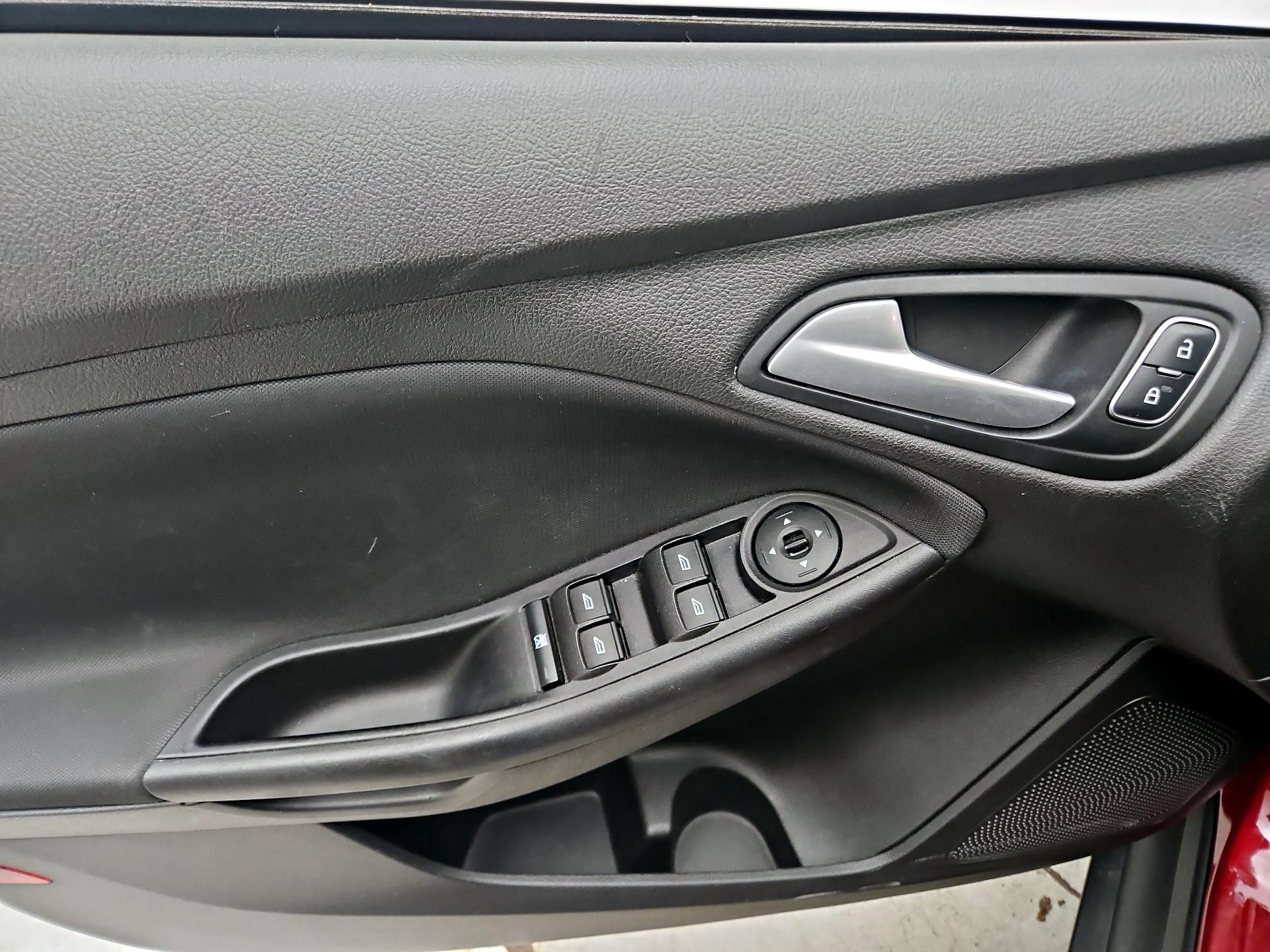 Thumbnail: 2015 Ford Focus - 12