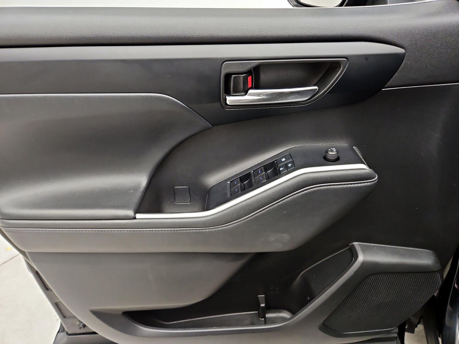 Thumbnail: 2022 Toyota Highlander - 12