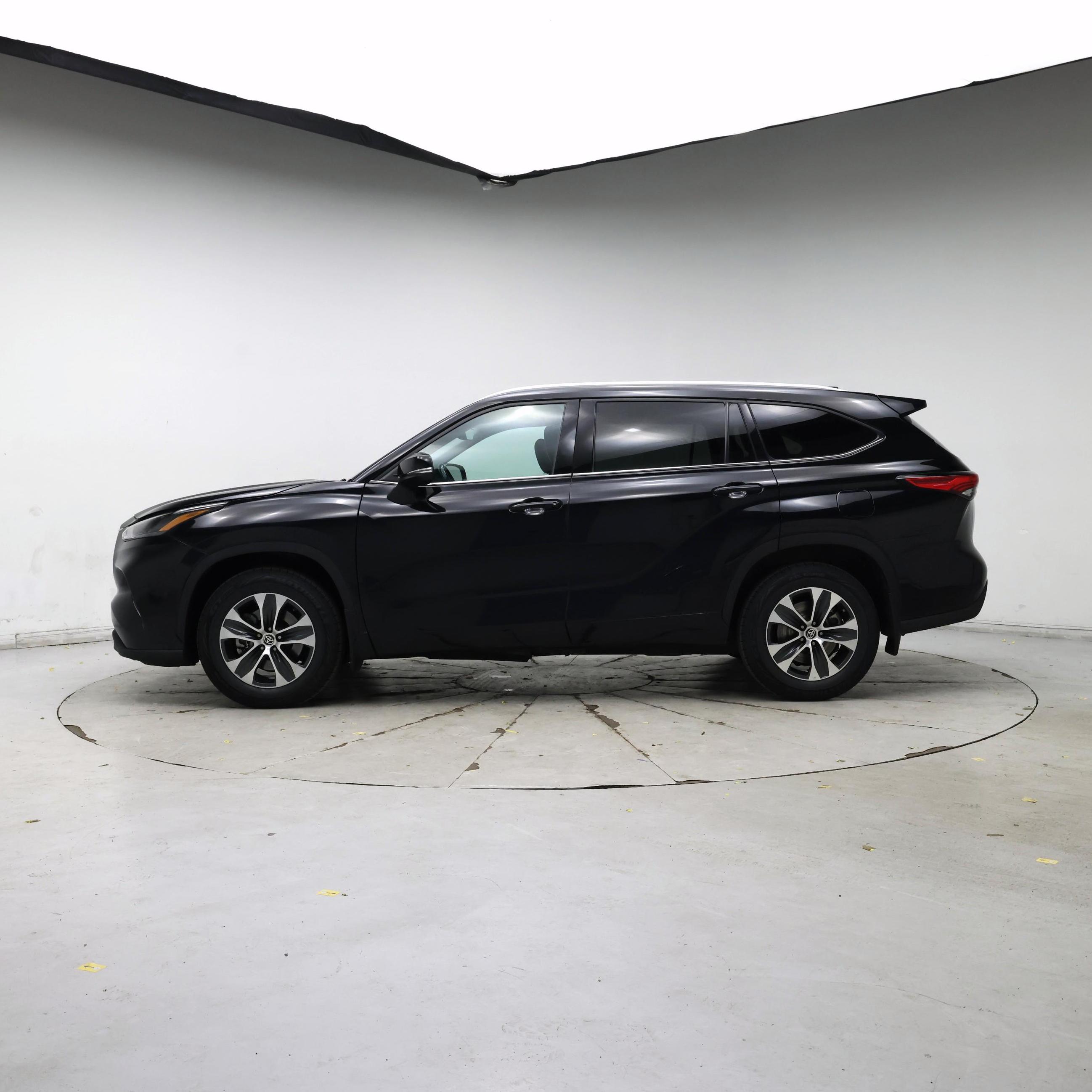 Thumbnail: 2022 Toyota Highlander - 3