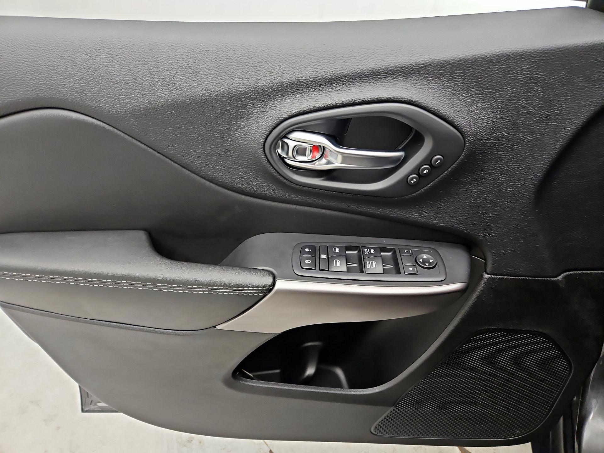 Thumbnail: 2020 Jeep Cherokee - 12