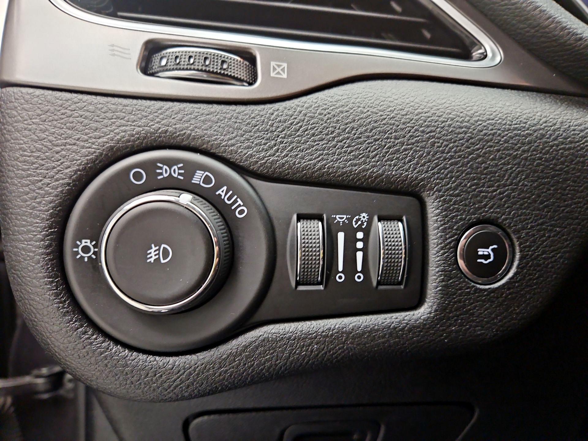 Thumbnail: 2020 Jeep Cherokee - 13