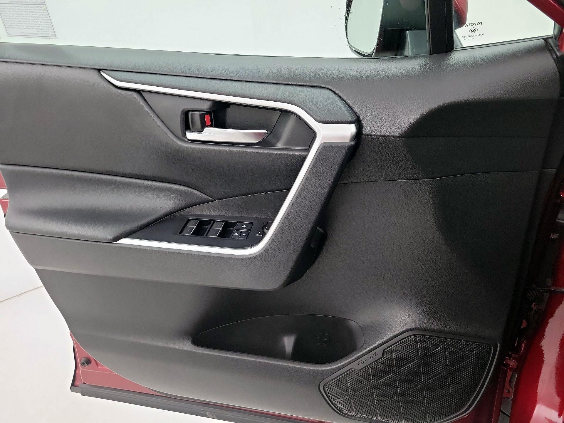 Thumbnail: 2022 Toyota RAV4 - 12